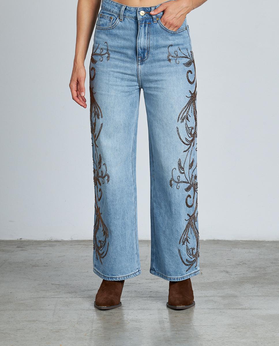 Imagem 0 de Jeans com Corte a Direito com Detalhe de Tachas Bordados