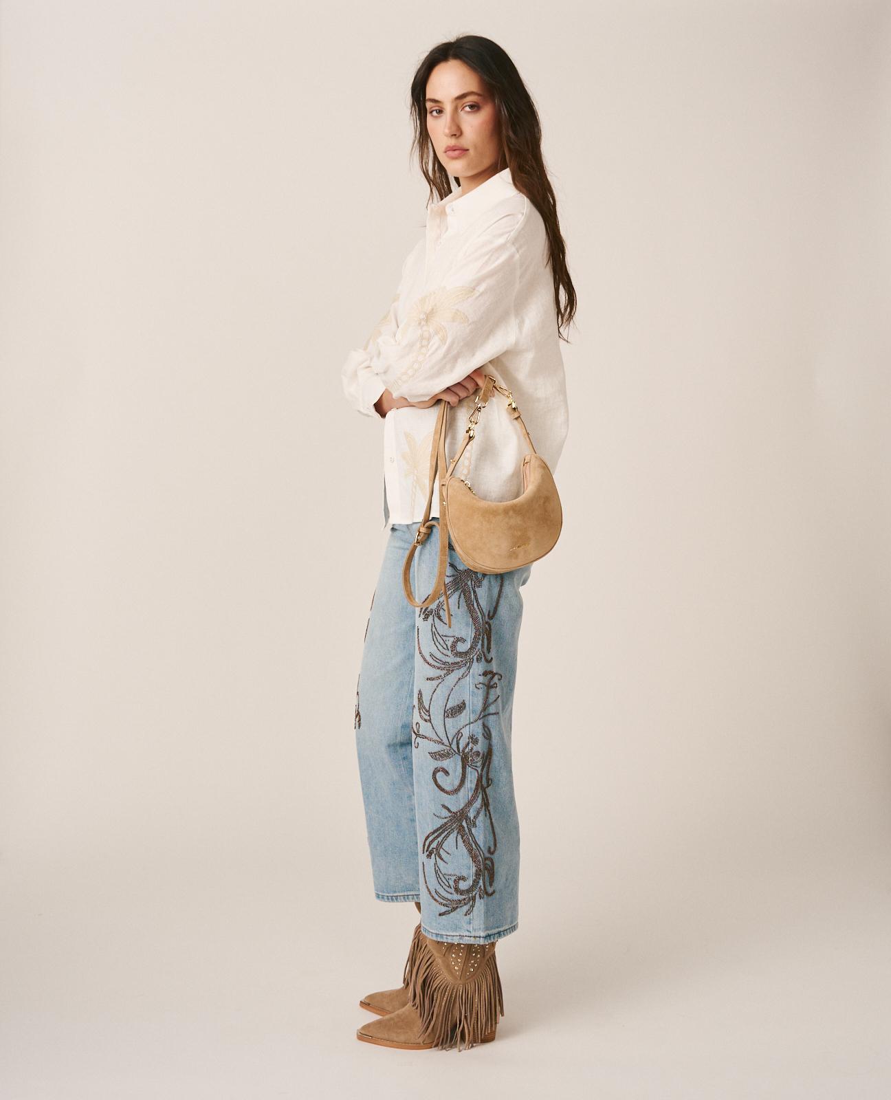 Jeans com Corte a Direito com Detalhe de Tachas Bordados Azul-2