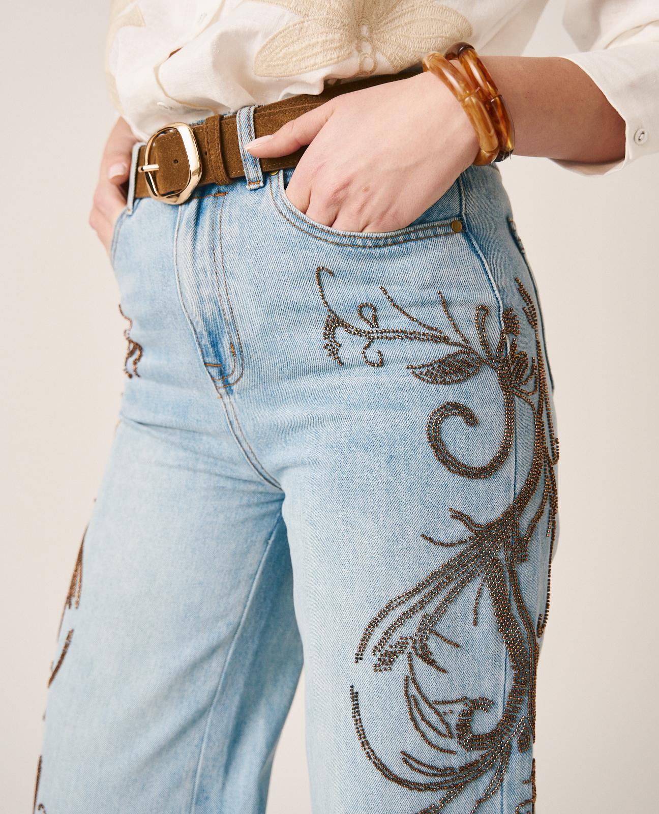 Jeans com Corte a Direito com Detalhe de Tachas Bordados Azul-3