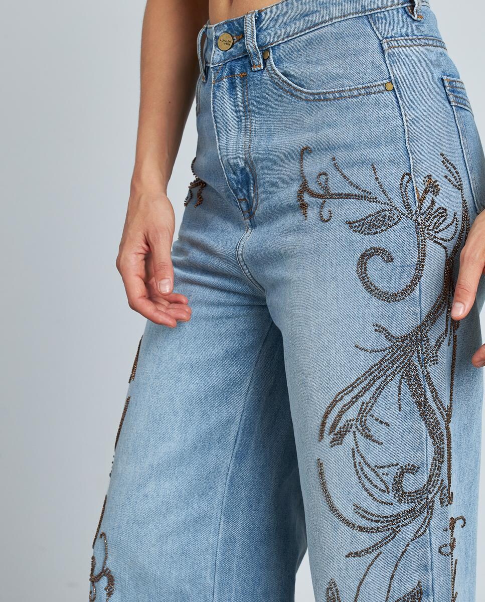 Jeans com Corte a Direito com Detalhe de Tachas Bordados Azul-4