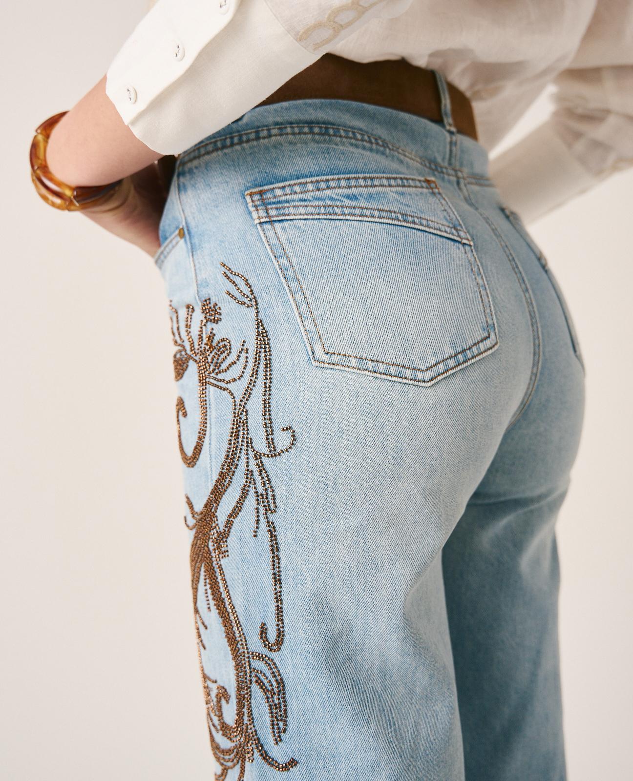 Jeans com Corte a Direito com Detalhe de Tachas Bordados Azul-4