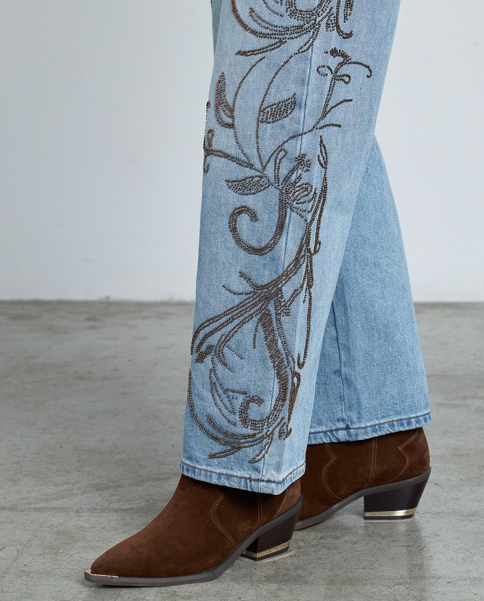 Jeans com Corte a Direito com Detalhe de Tachas Bordados Azul-5