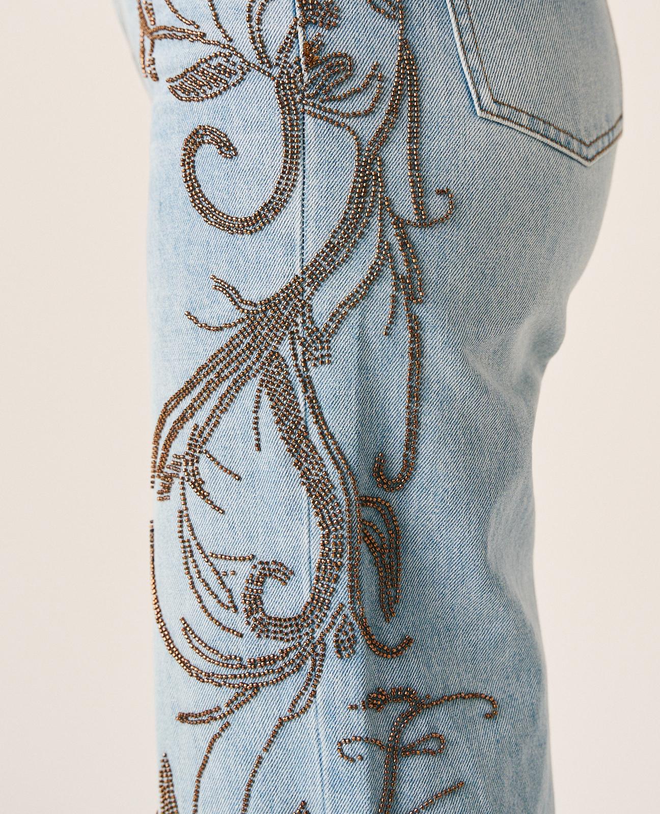 Jeans com Corte a Direito com Detalhe de Tachas Bordados Azul-5