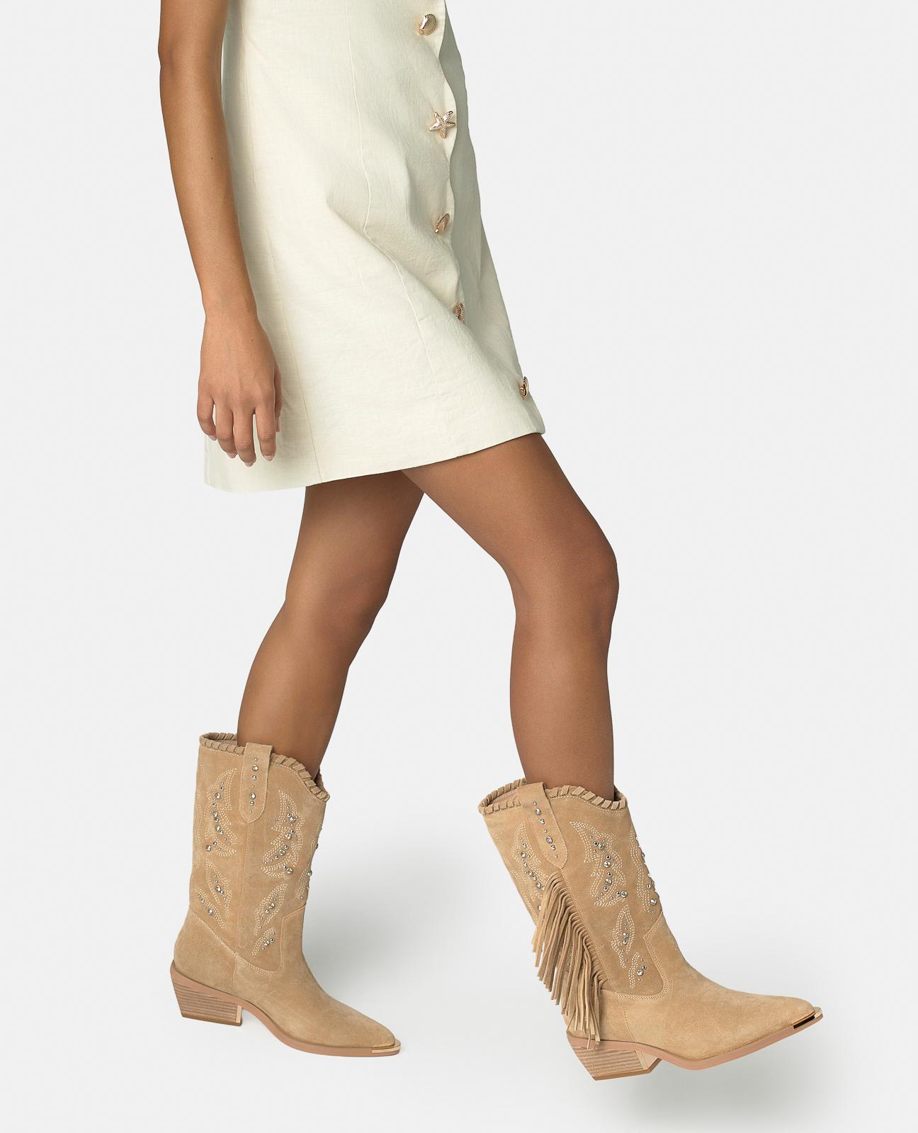 Botas Cowboy em Pele com Bordado com Tachas no Cano e Franjas Areia-5