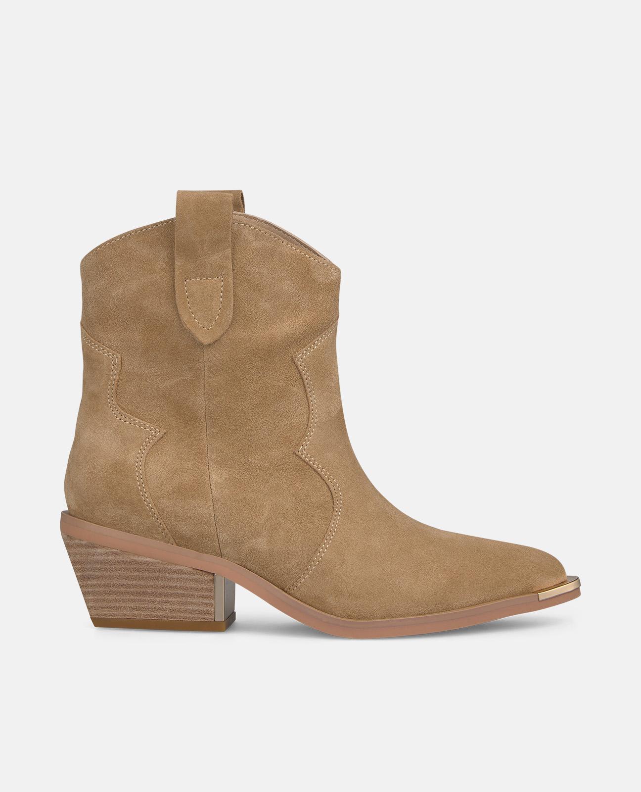 Imagem 0 de Botins Cowboy em Pele com Detalhe Metálico no Tacão