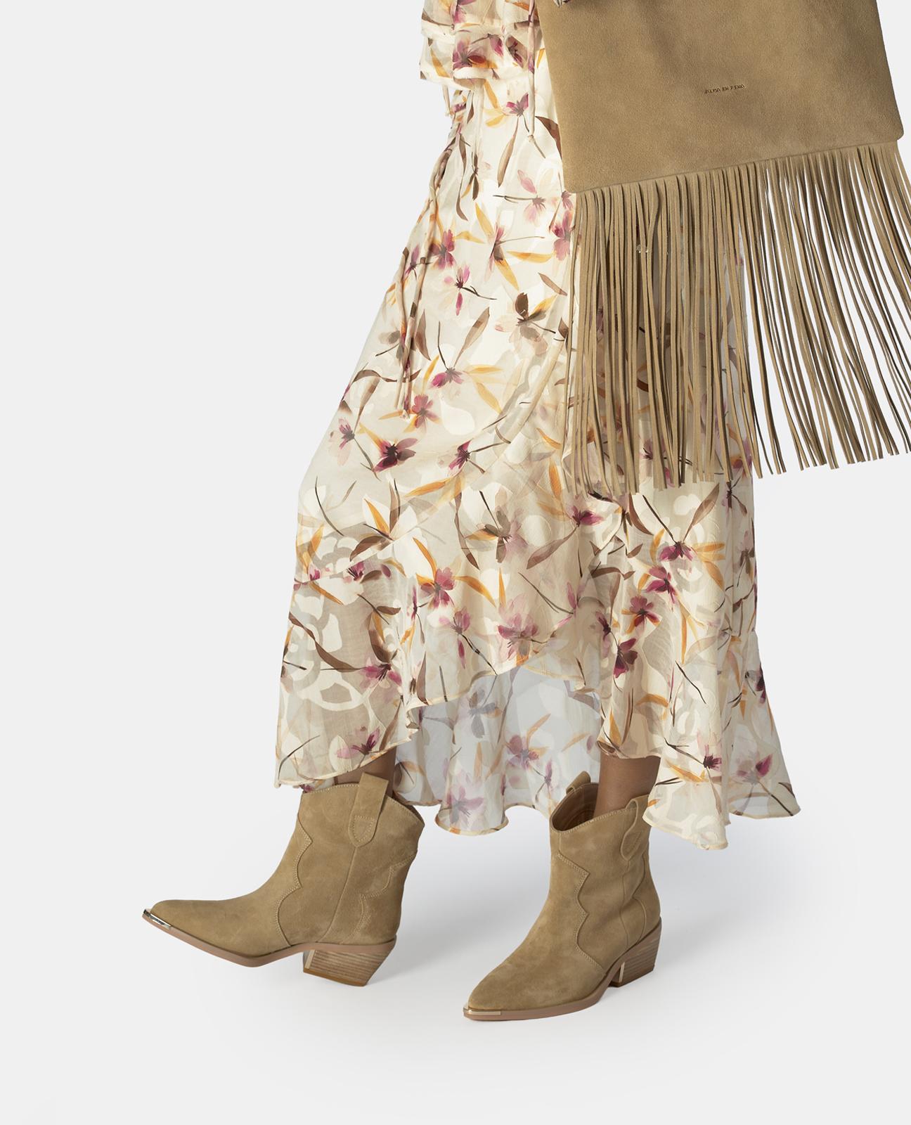 Botins Cowboy em Pele com Detalhe Metálico no Tacão Areia-5