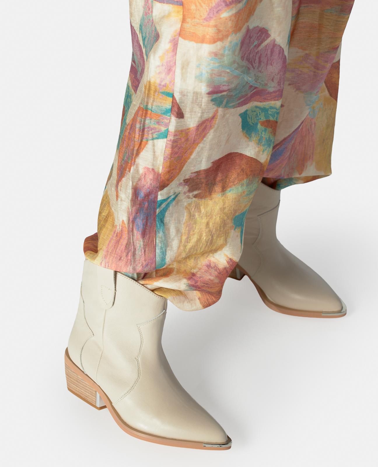 Botins Cowboy com Detalhe Metálico no Tacão Marfim-5