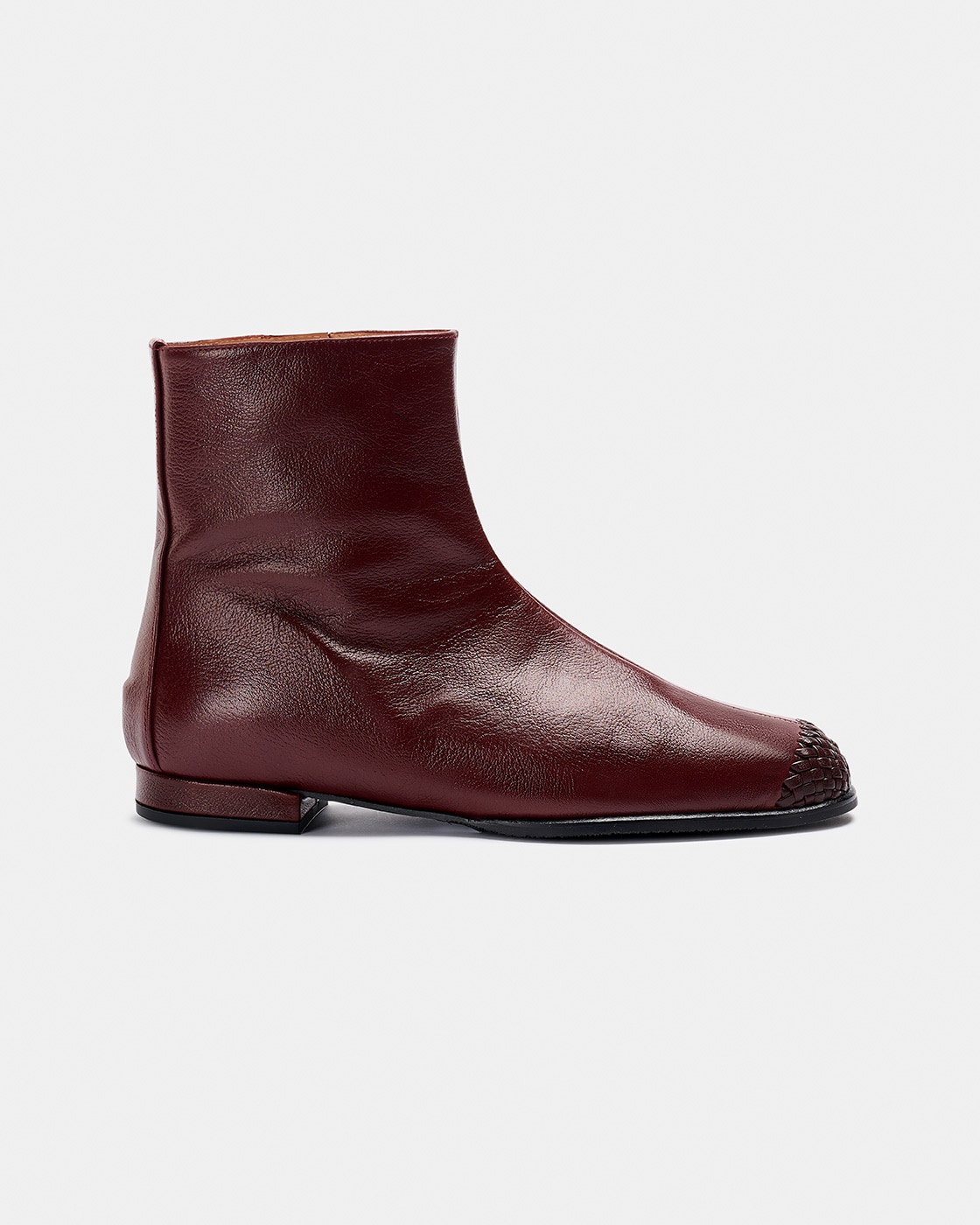 Imagem 0 de Botins de Pele com Detalhe de Entrançado na Biqueira e Fecho Zip Interior