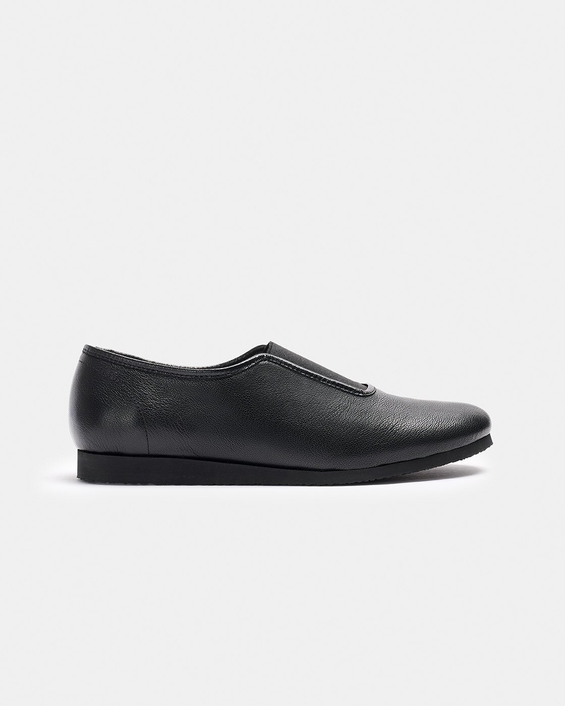 Imagem 0 de Sapatos Fechados de Pele com Acabamento Brilhante e Ajuste de Elástico no Peito Do Pé com Pequena Cunha
