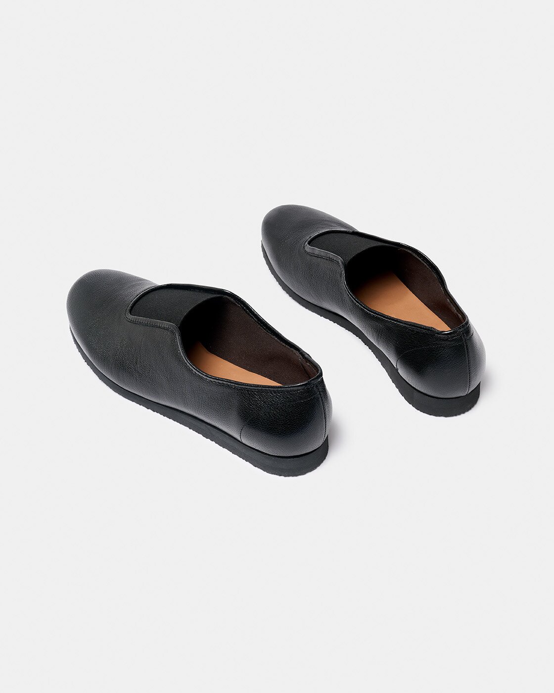 Sapatos Fechados de Pele com Acabamento Brilhante e Ajuste de Elástico no Peito Do Pé com Pequena Cunha Preto-2