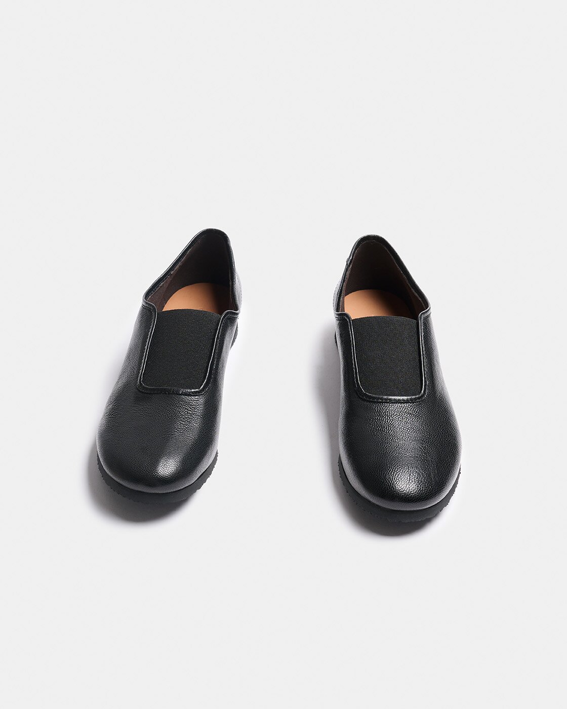 Sapatos Fechados de Pele com Acabamento Brilhante e Ajuste de Elástico no Peito Do Pé com Pequena Cunha Preto-3