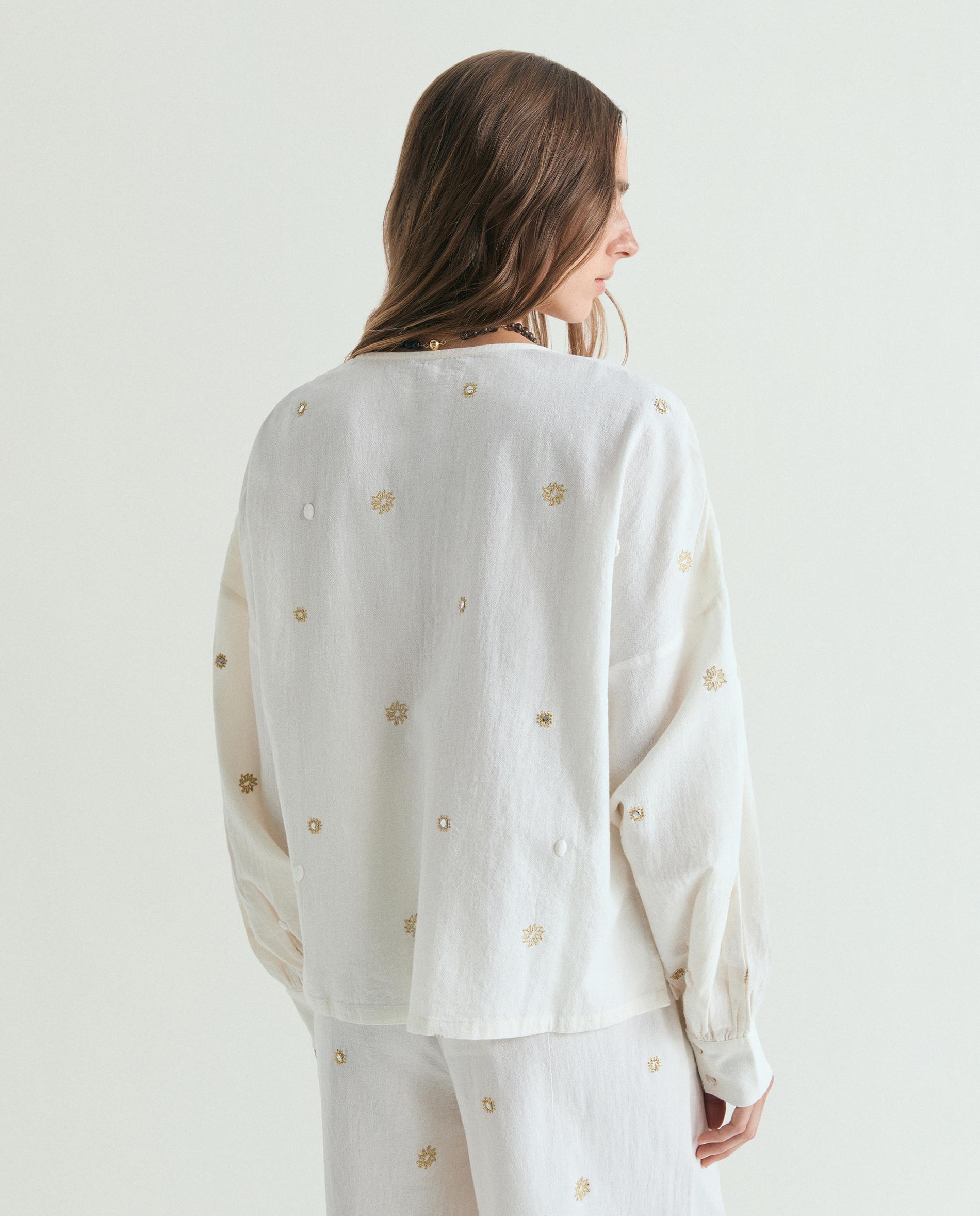 Camisa Bordada com Gola em V Branco-2