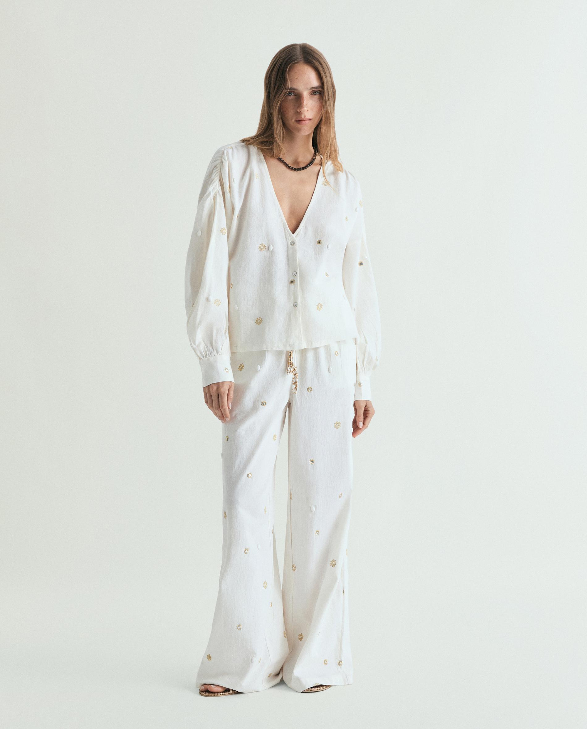 Camisa Bordada com Gola em V Branco-3