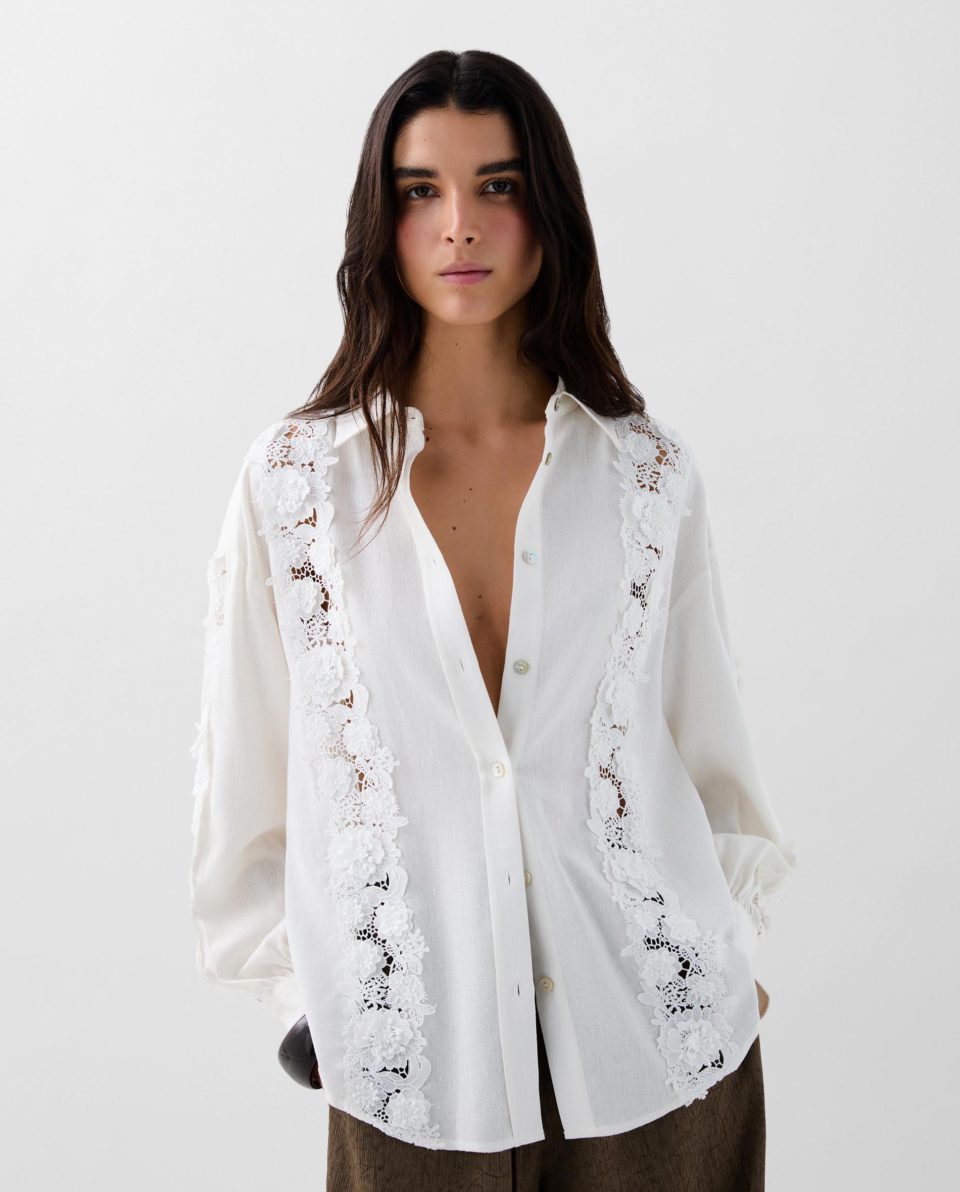 Blusa Regular Fit com Detalhe de Flores Branco-1