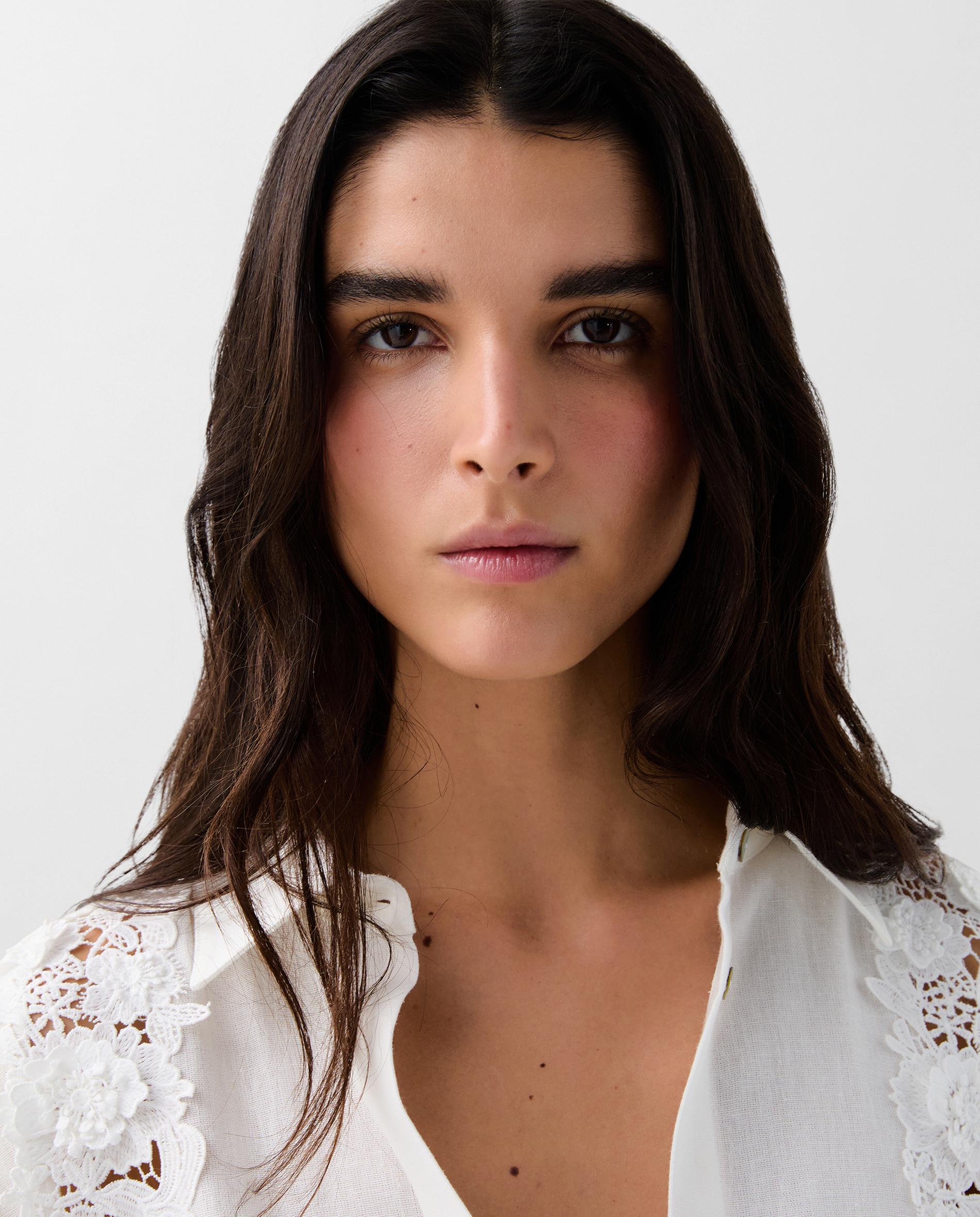 Blusa Regular Fit com Detalhe de Flores Branco-3