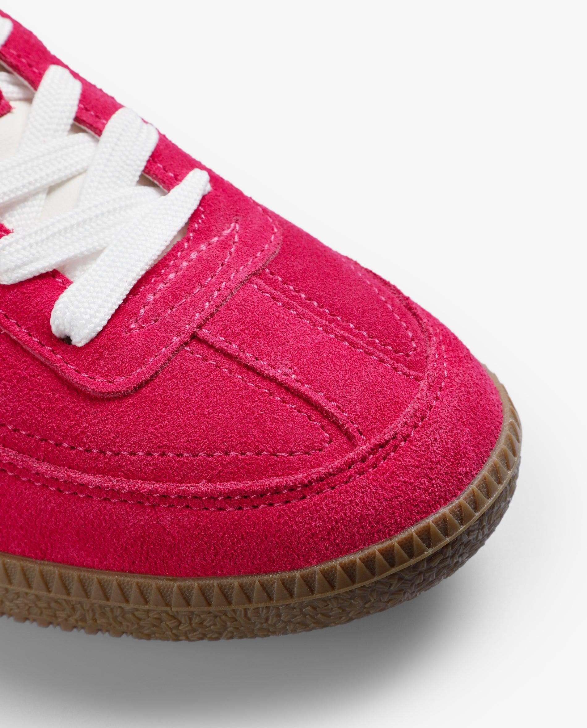 Sapatilhas Retro em Camurça com Detalhe de Costuras e Logo Vermelho-5