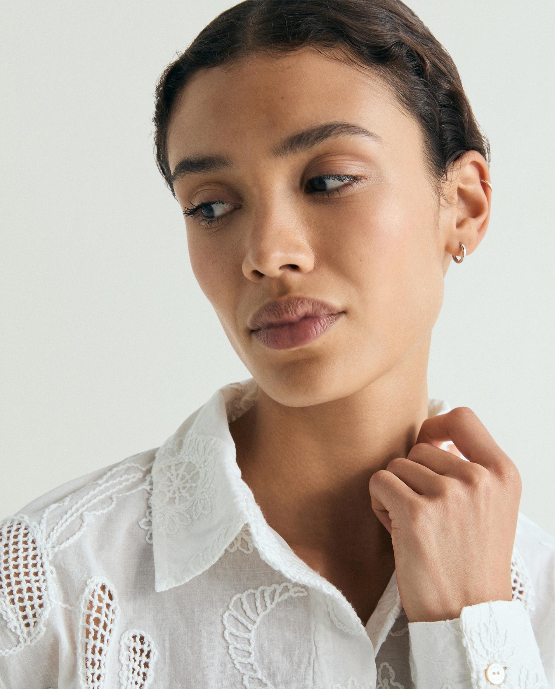Camisa Regular Fit com Bordados e Perfurados Branco-4