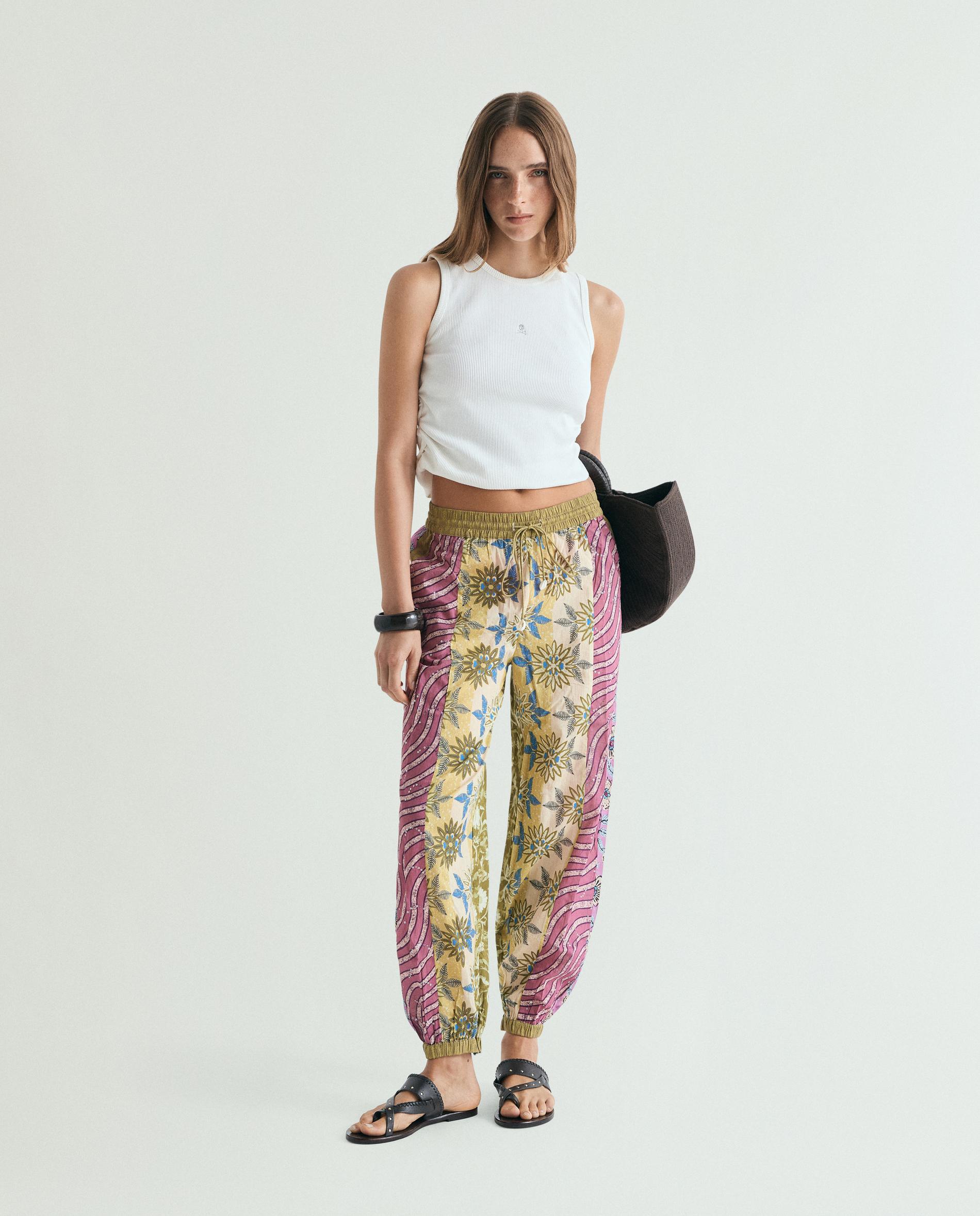 Imagem 0 de Calças Jogger com Estampado Patchwork e Cordão de Ajuste