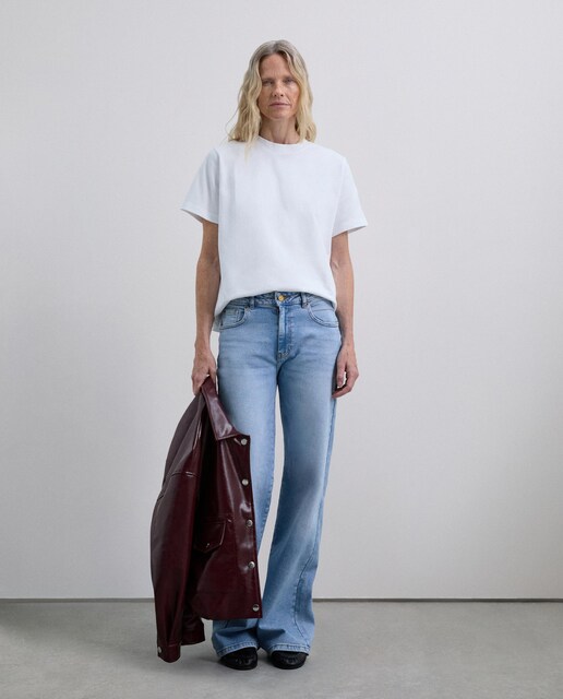 Imagem 0 de Jeans com Corte a Direito com Cintura Média e Bolsos