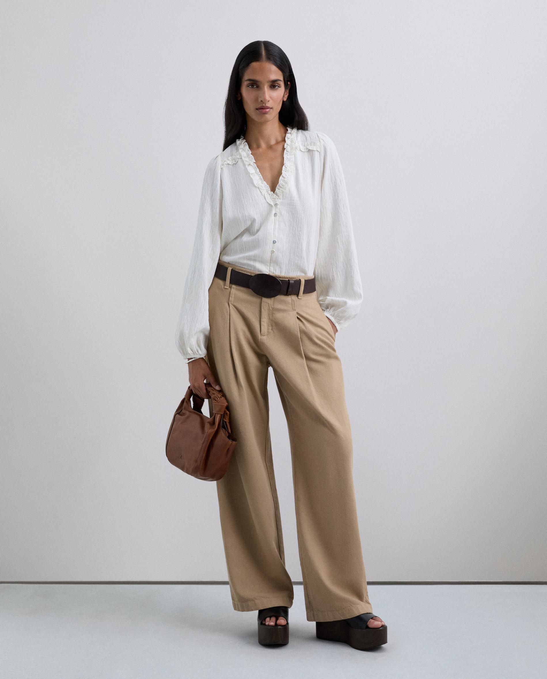 Blusa com Decote em V com Folho Branco-3