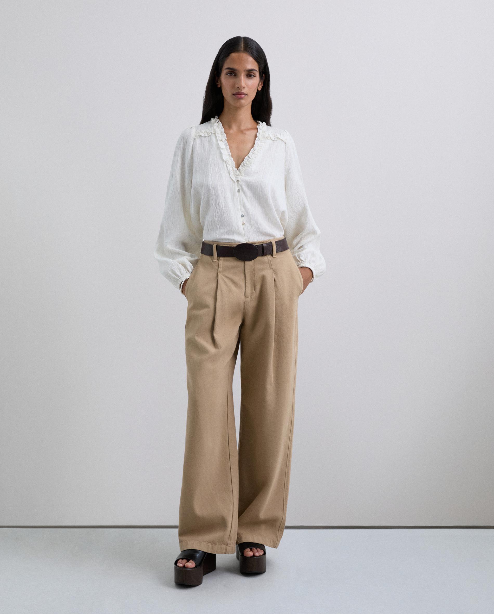 Blusa com Decote em V com Folho Branco-4