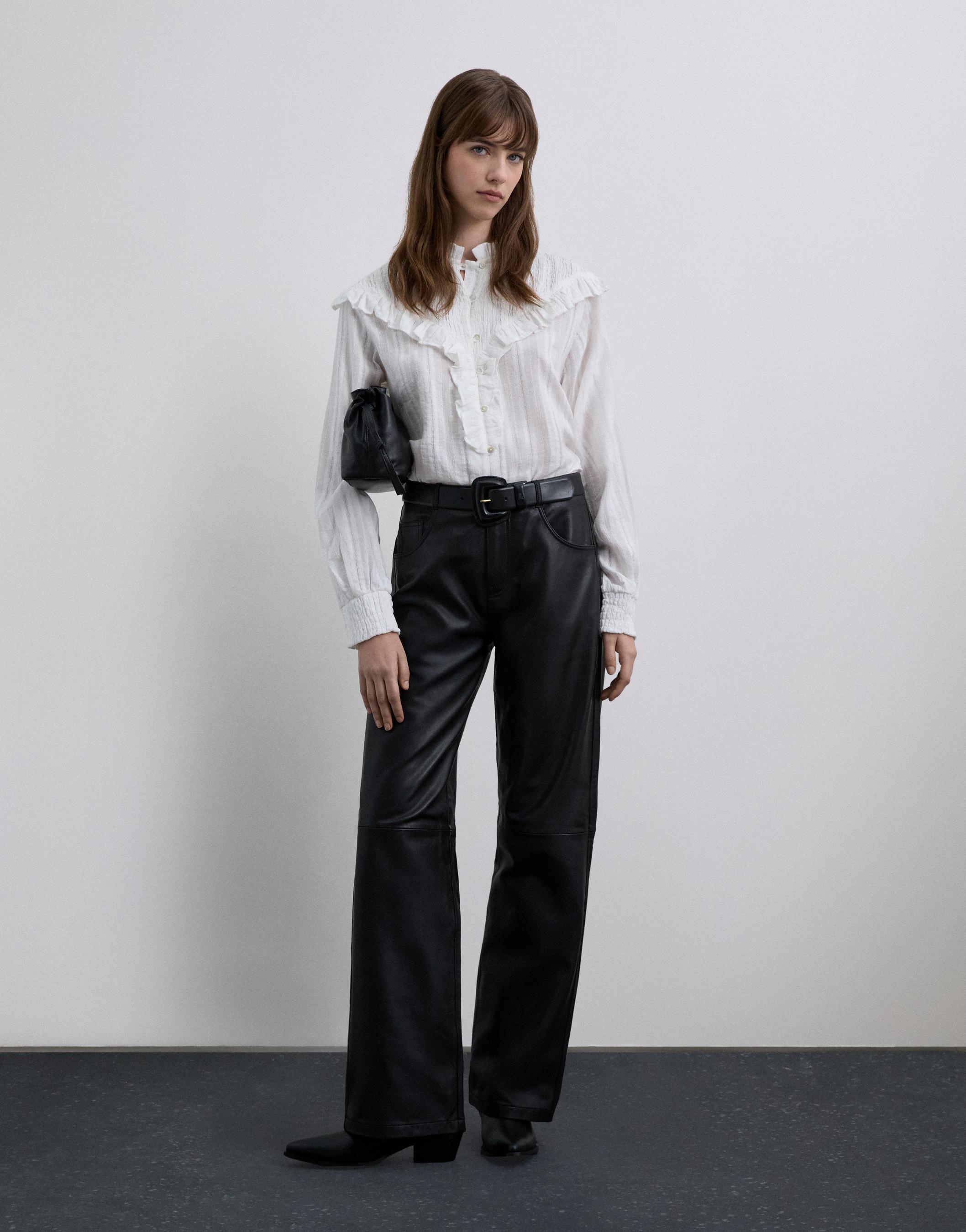 Blusa com Gola Subida e Detalhe de Folhos na Parte Frontal Branco-2
