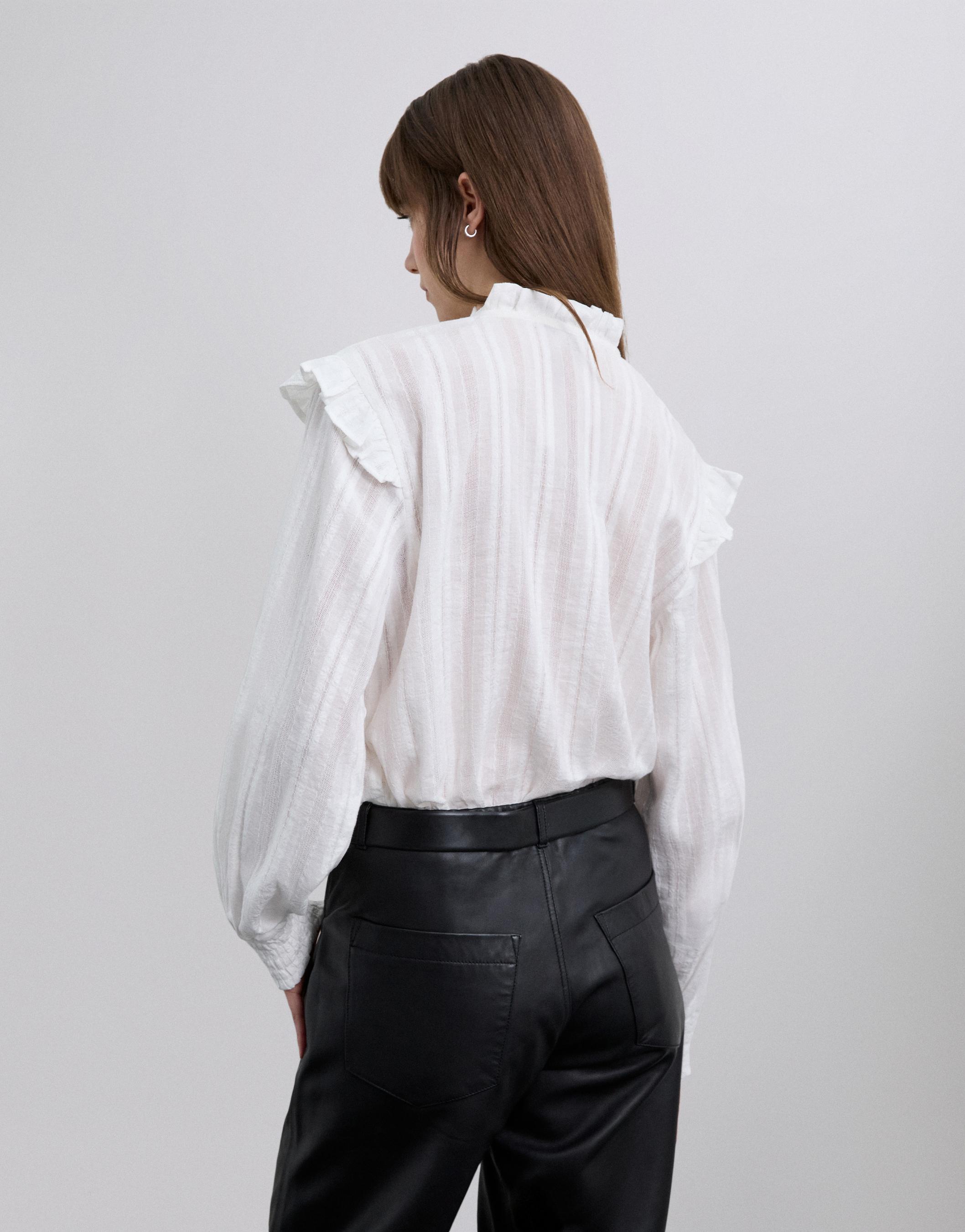 Blusa com Gola Subida e Detalhe de Folhos na Parte Frontal Branco-3