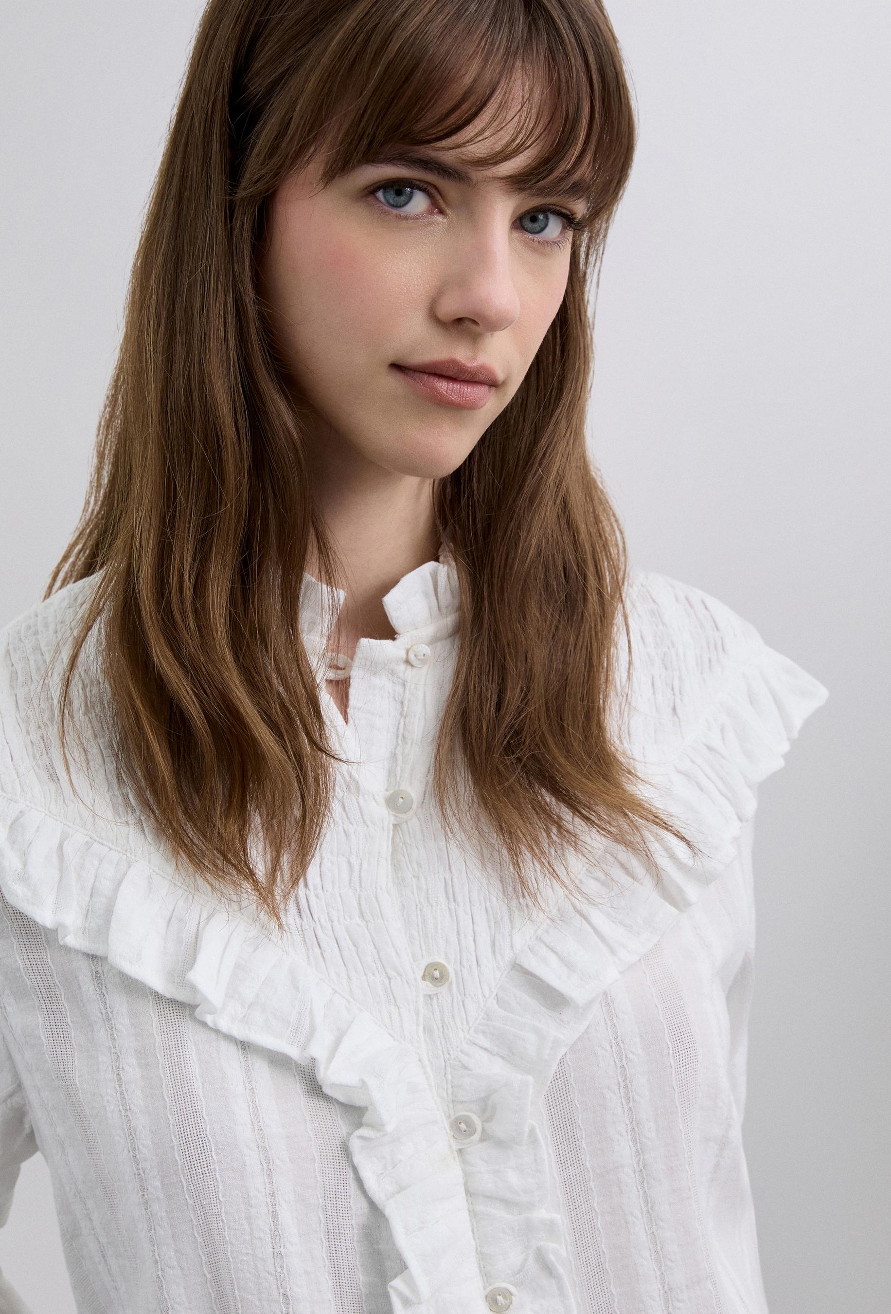 Blusa com Gola Subida e Detalhe de Folhos na Parte Frontal Branco-4