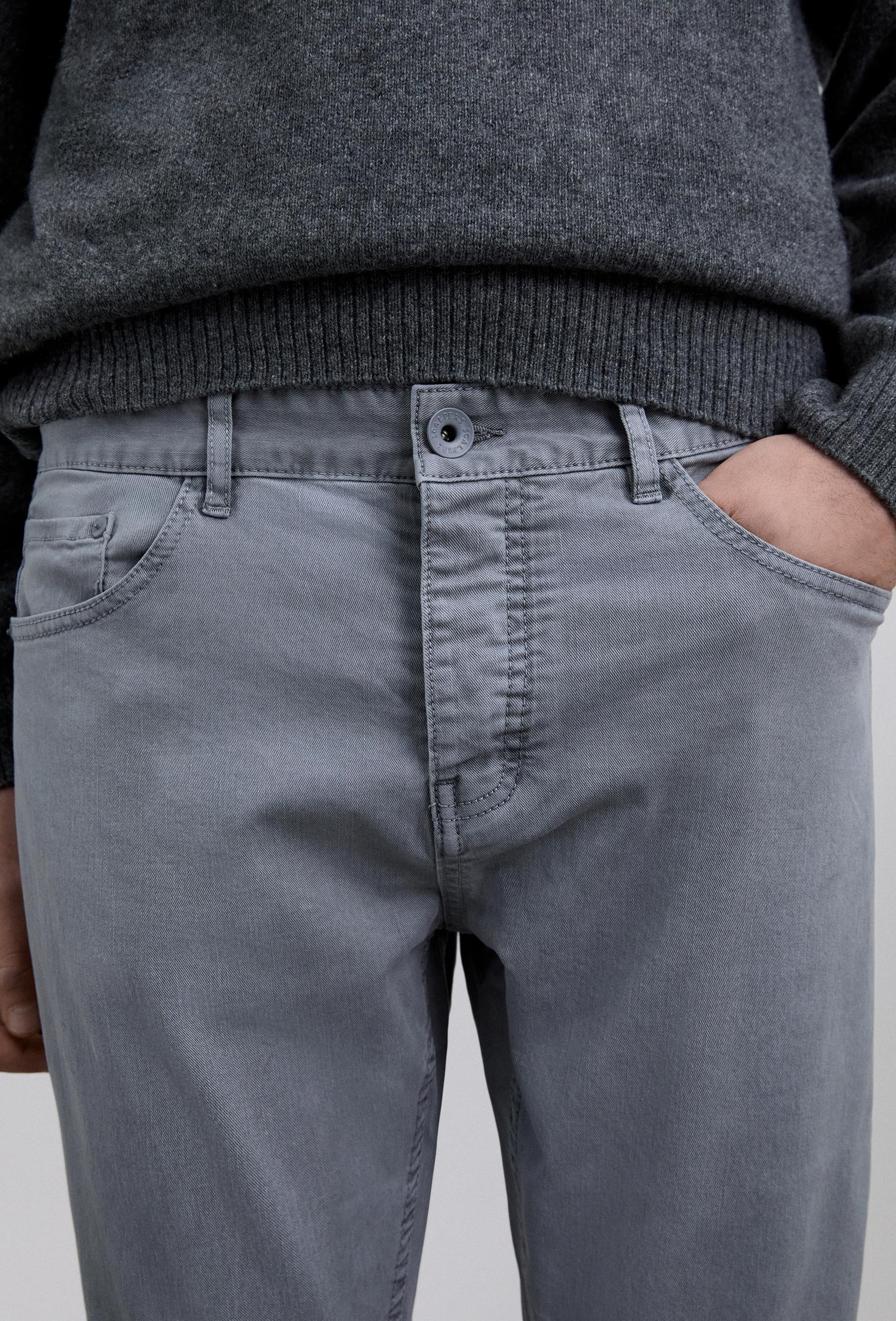Calças Chino com Fecho de Botão e Fecho Zip e Presilhas na Cintura Cinzento-4