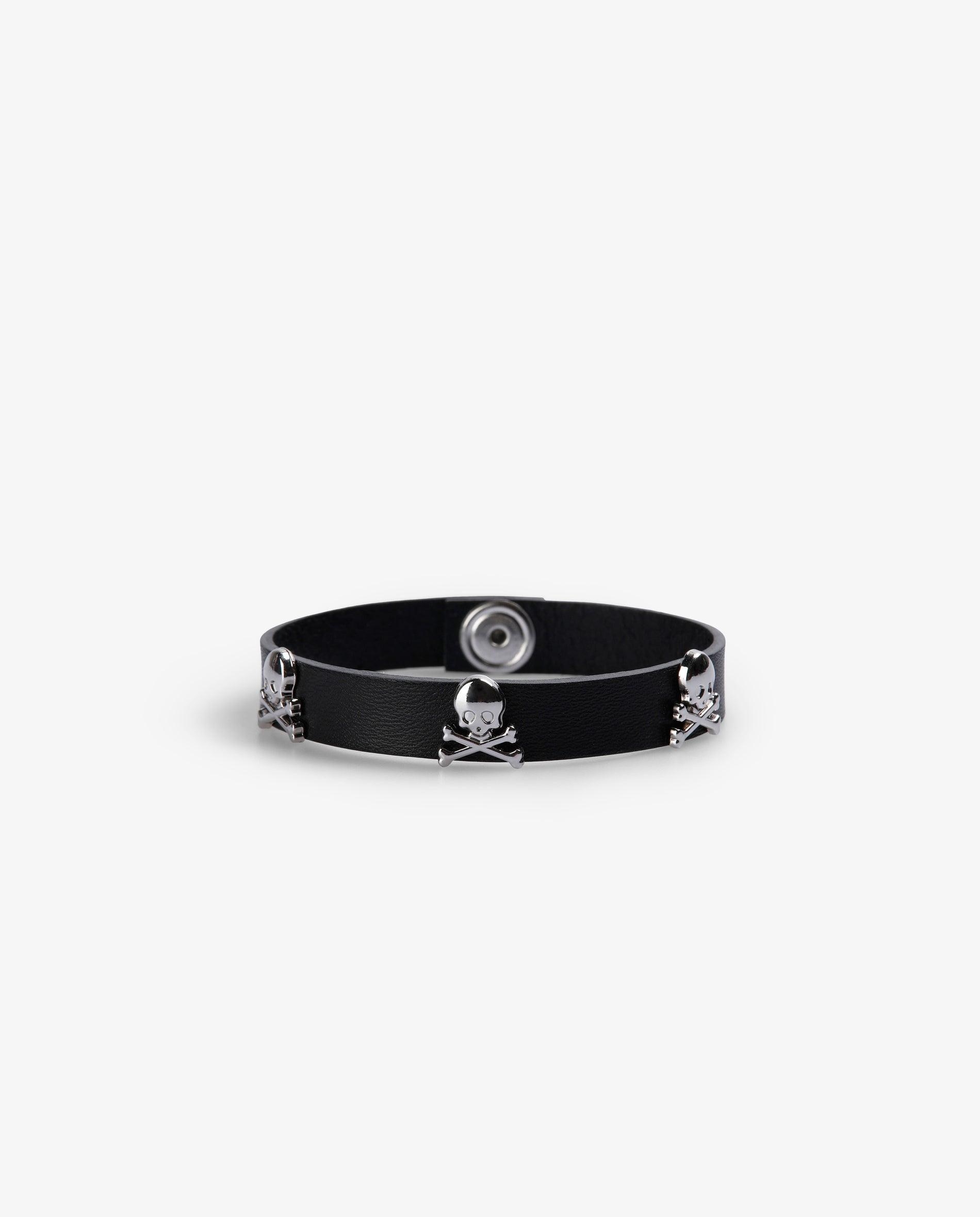 Imagem 0 de Pulseira de Pele com Caveiras Metálicas