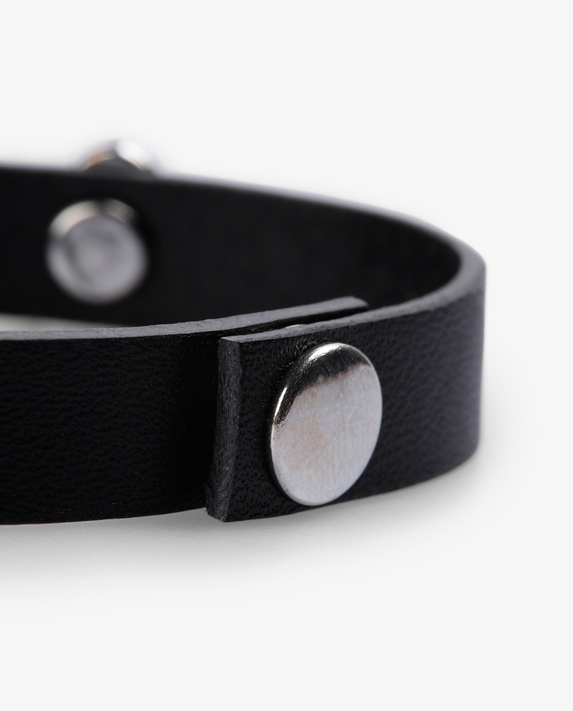 Pulseira de Pele com Caveiras Metálicas Preto-3