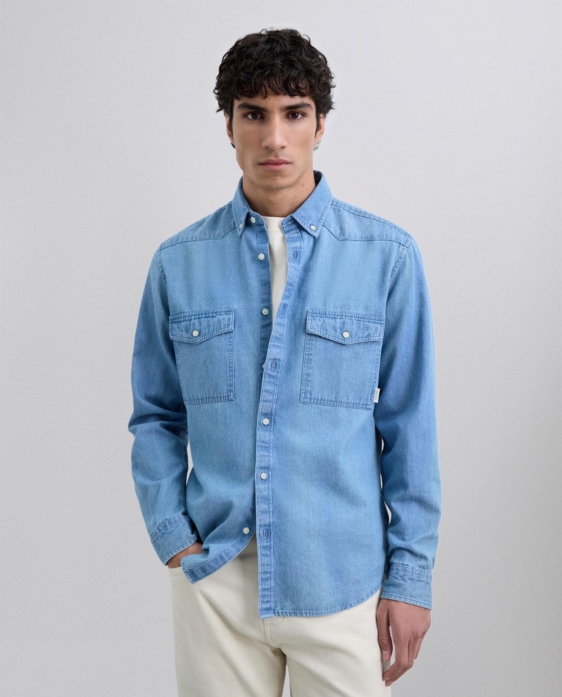 Imagem 0 de Camisa Jeans Regular Fit com Bolsos no Peito