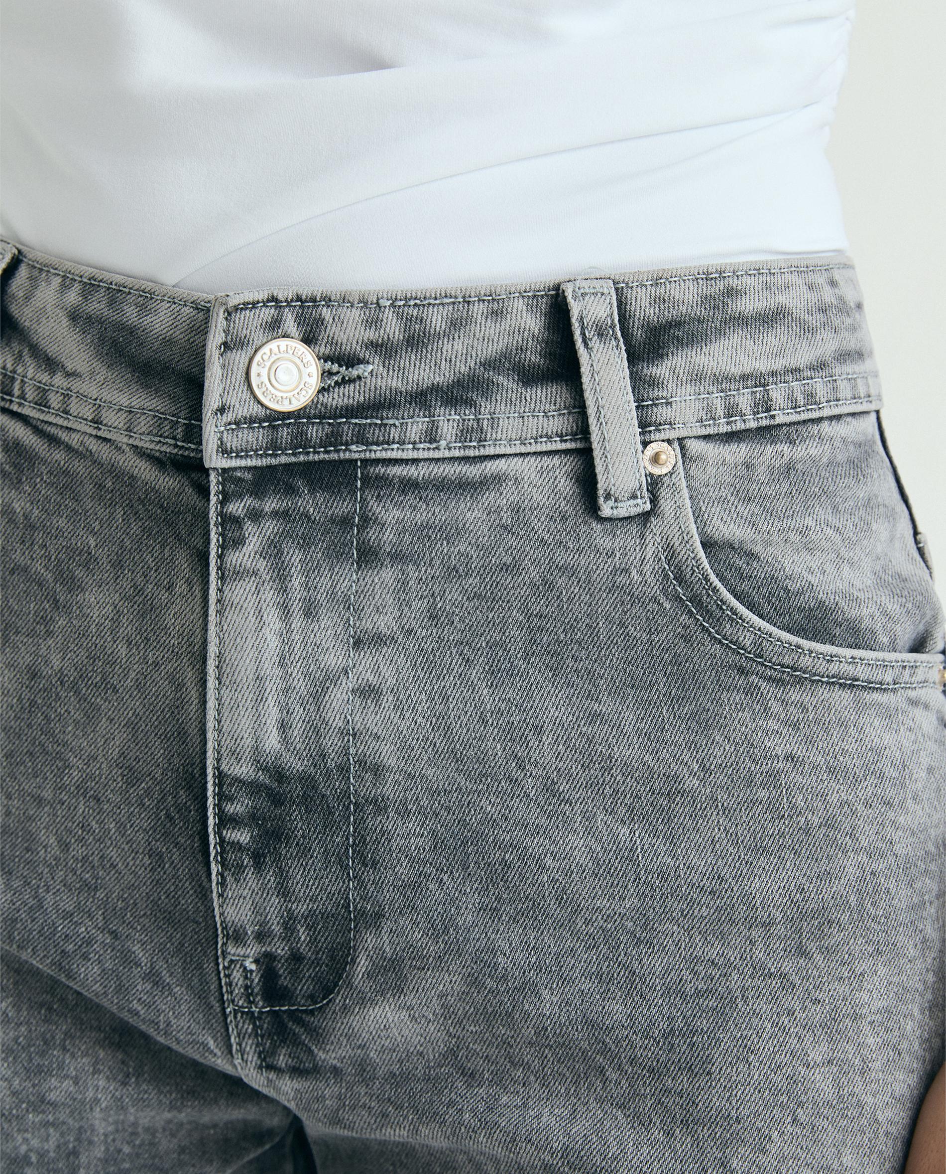 Jeans com Corte a Direito Cropped com Bainha Desfiada Cinzento-4