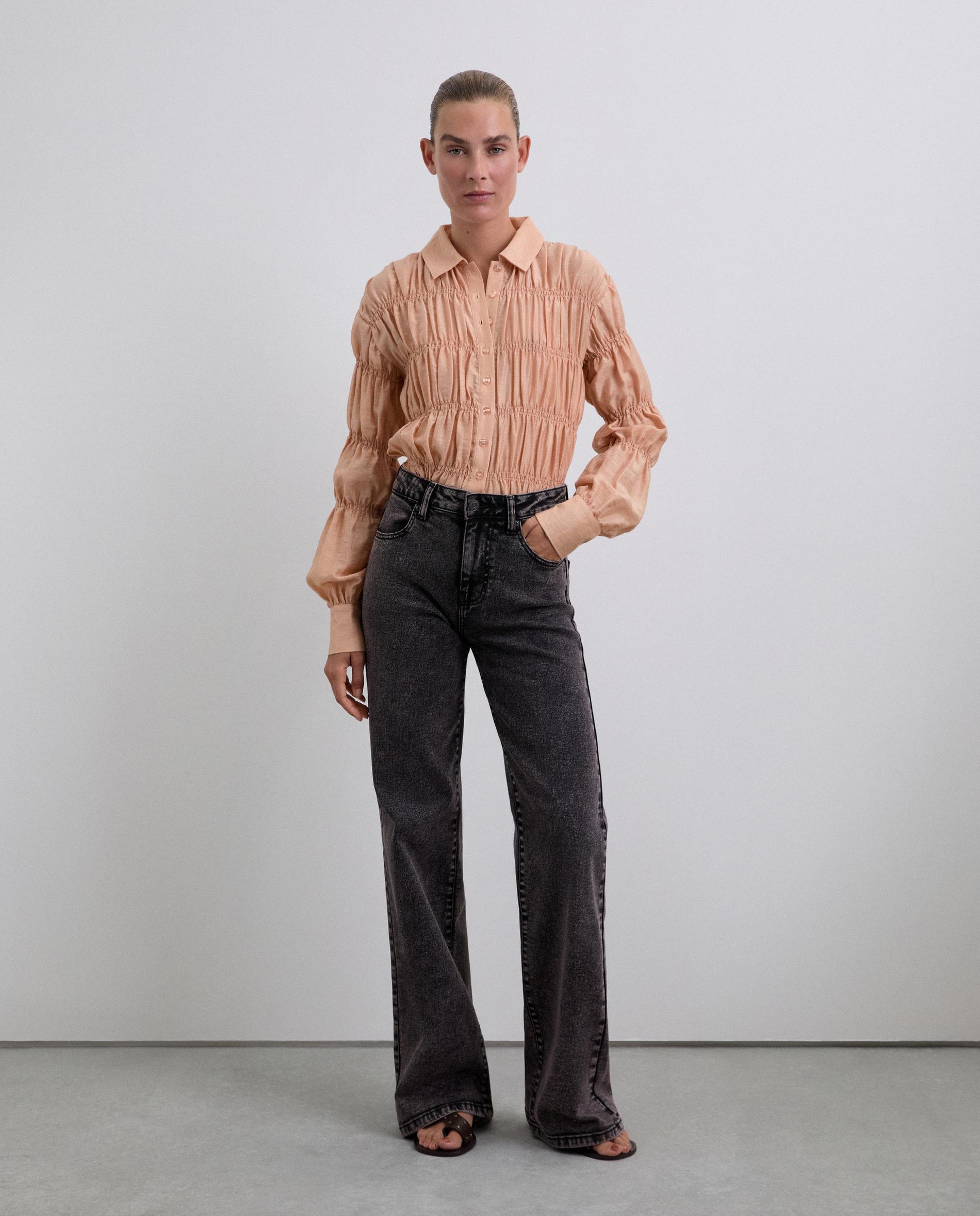 Imagem 0 de Jeans com Corte a Direito Efeito Lavagem de Cintura Média