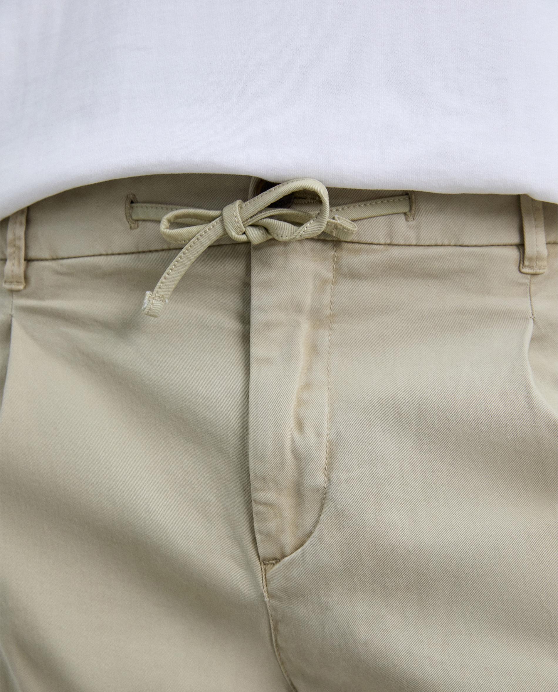 Calças Chino de Corte Regular em Algodão Bege-4