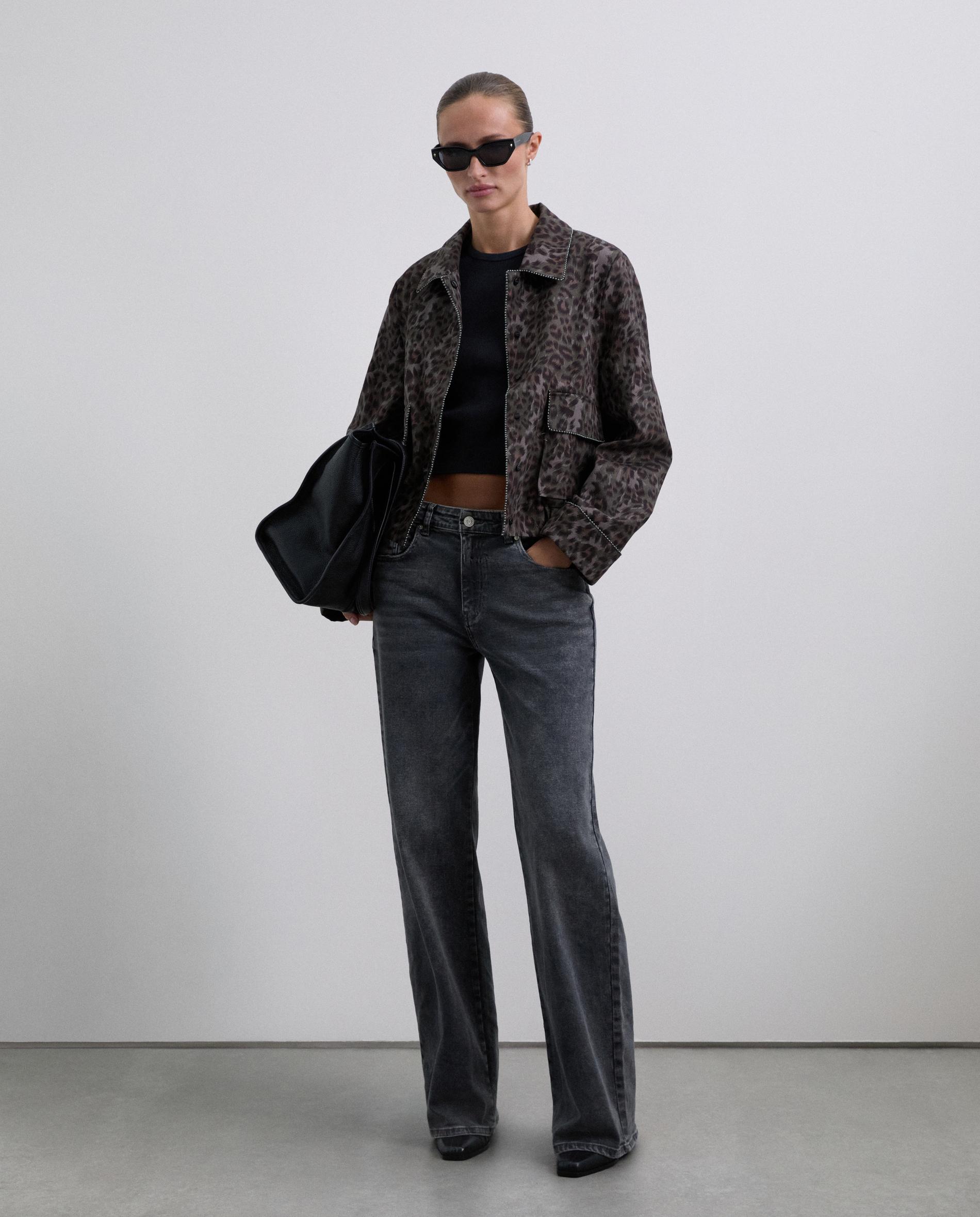 Imagem 0 de Blusão com Estampado Animal Print e Botões Ocultos