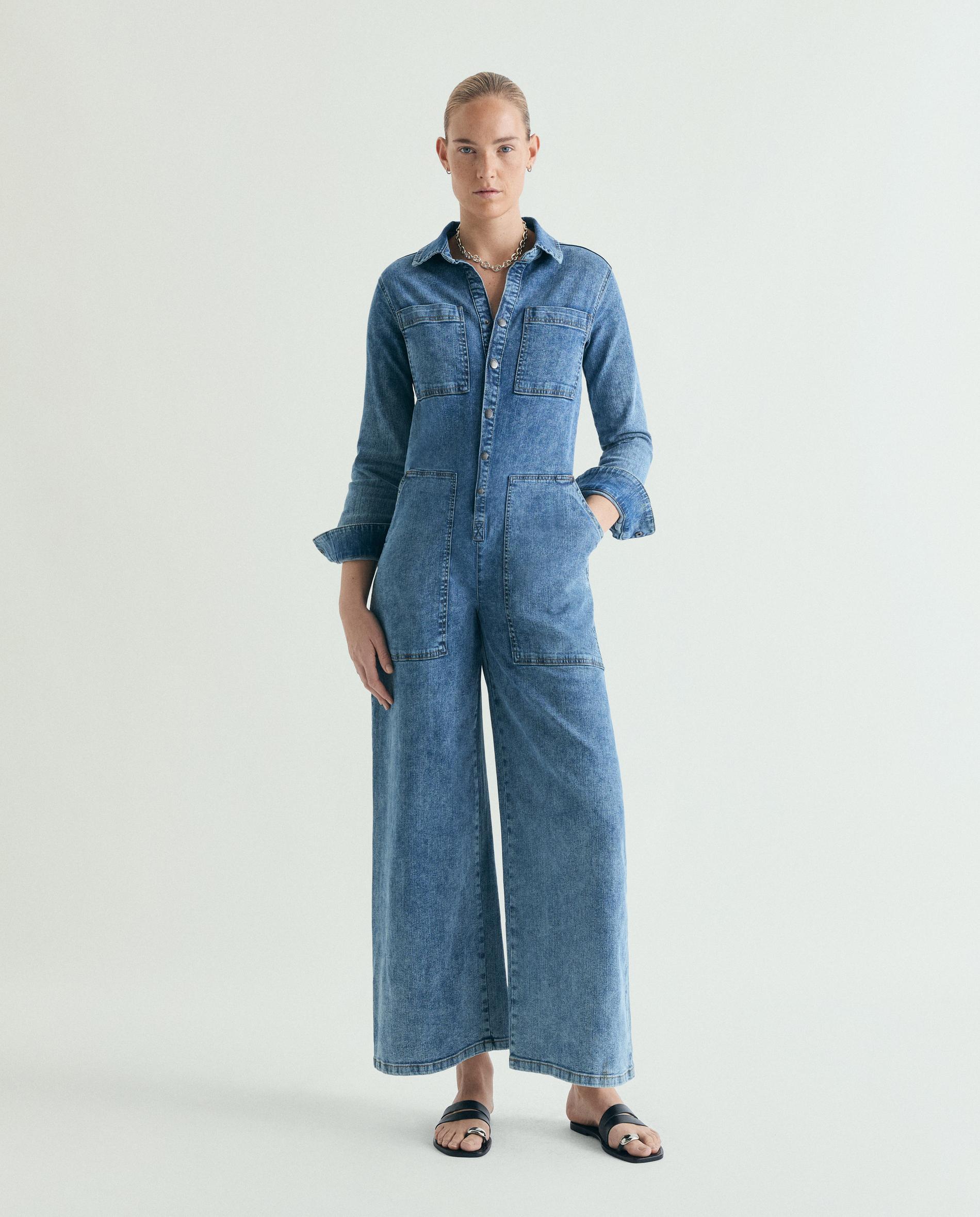 Imagem 0 de Macacão Jeans com Gola Tipo Camisa
