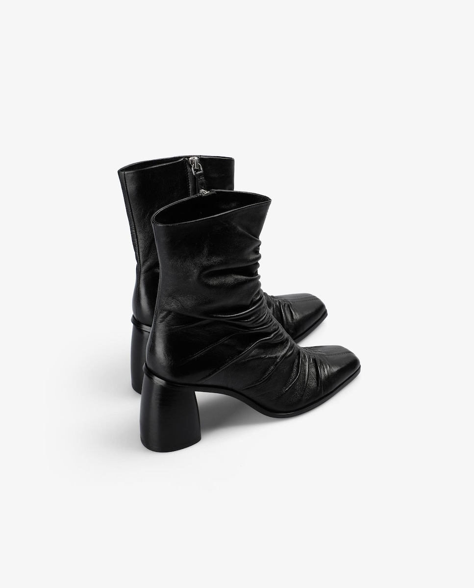 Botins de Pele com Detalhe de Efeito Drapeado Preto-3