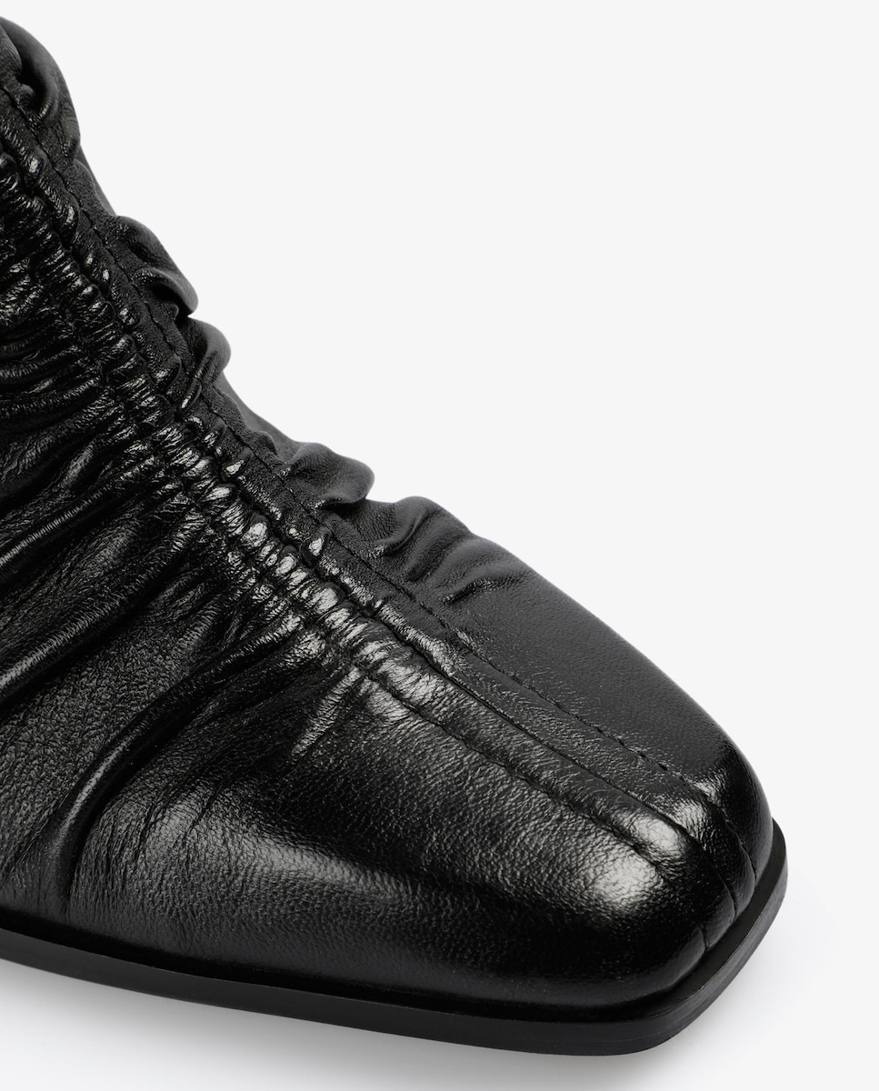 Botins de Pele com Detalhe de Efeito Drapeado Preto-5
