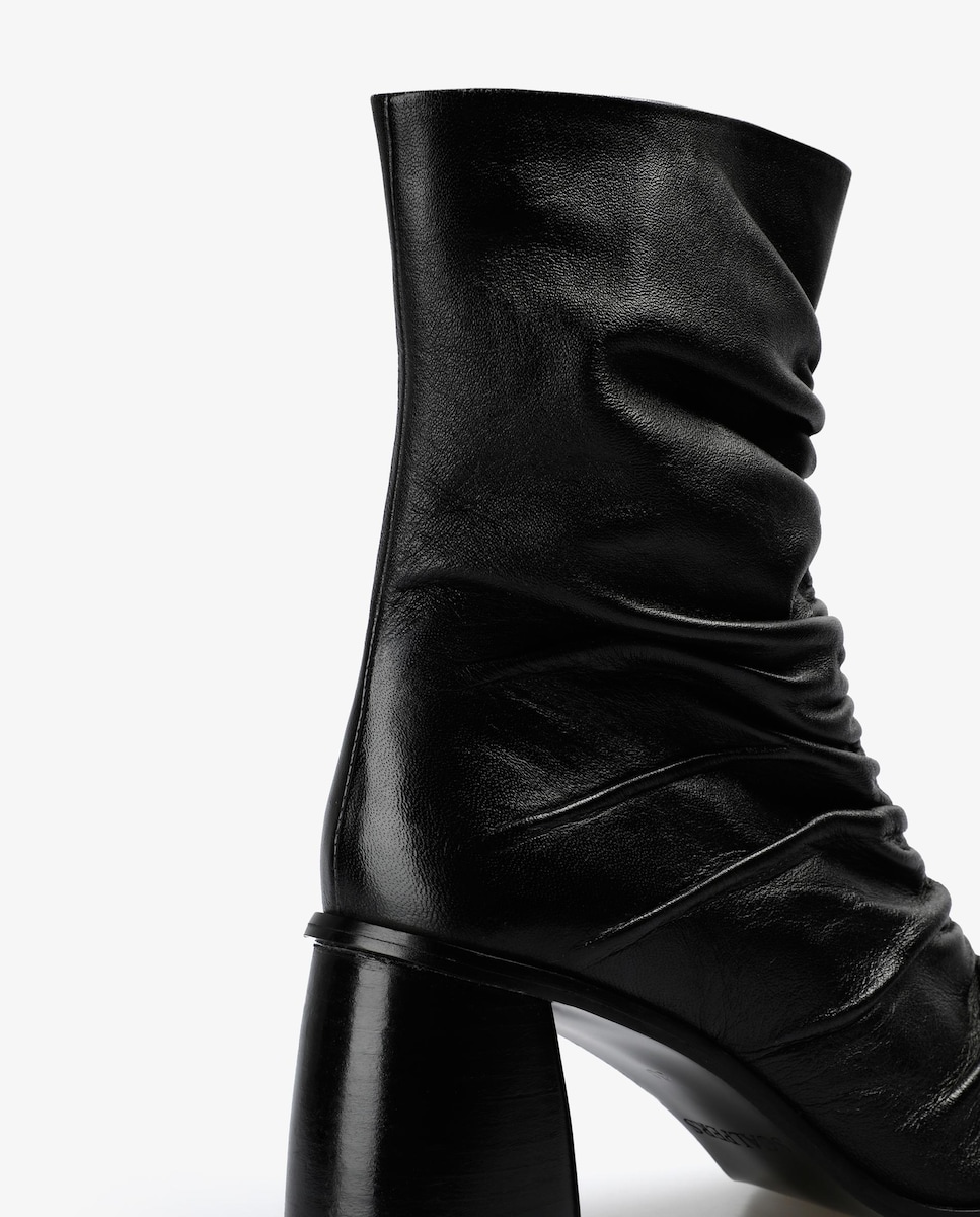 Botins de Pele com Detalhe de Efeito Drapeado Preto-6