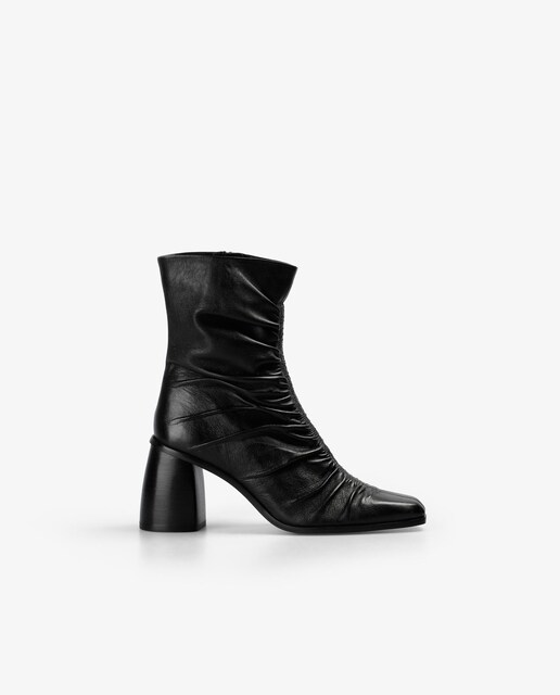 Imagem 0 de Botins de Pele com Detalhe de Efeito Drapeado