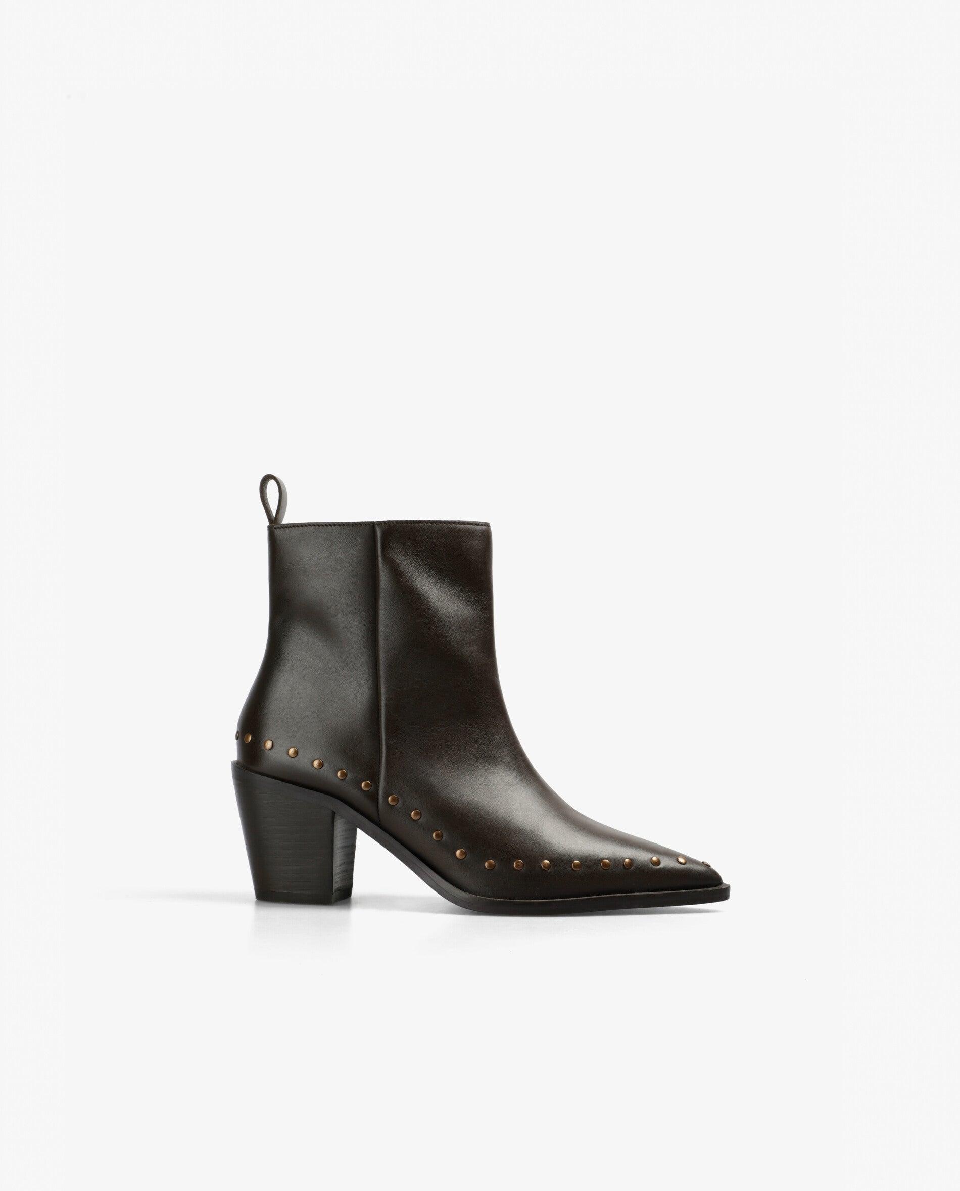 Imagem 0 de Botins de Pele com Tachas Decorativas