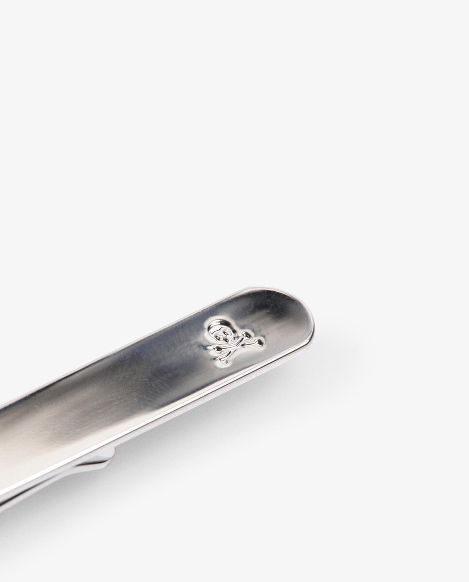 Presilha de Gravata com Acabamento Polido e Logo Prata-5