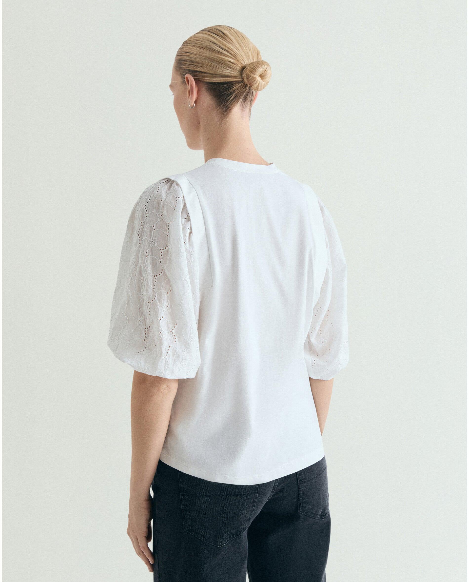T-shirt com Mangas Abalonadas e Detalhes Perfurados Branco-2