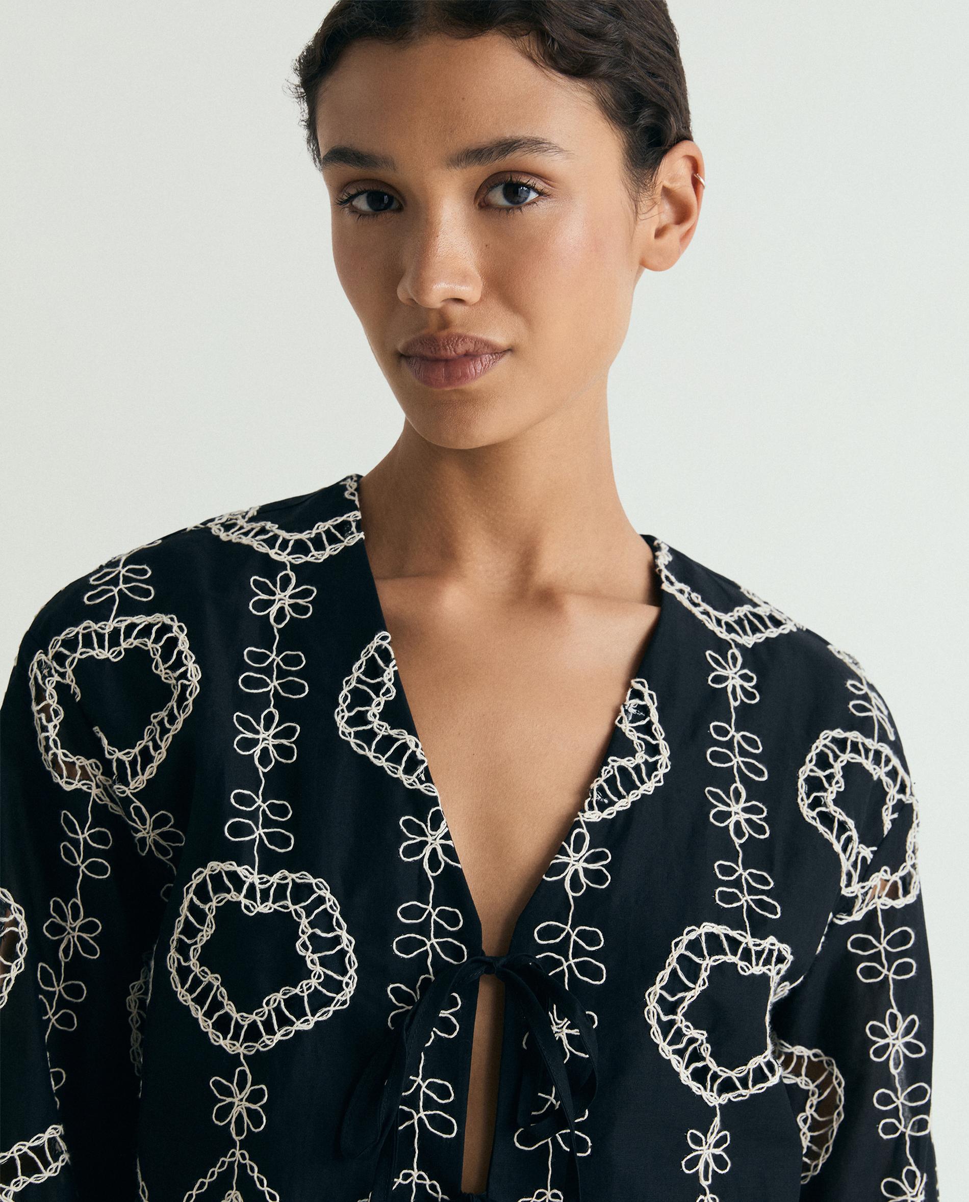 Camisa Bordada com Decote em V Preto-4