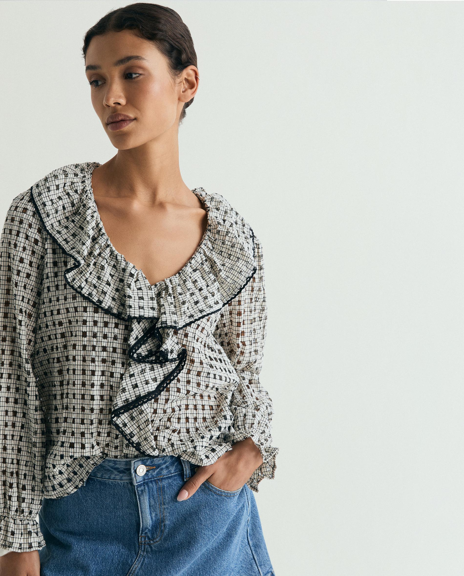 Blusa Aos Quadrados com Folho Preto-1