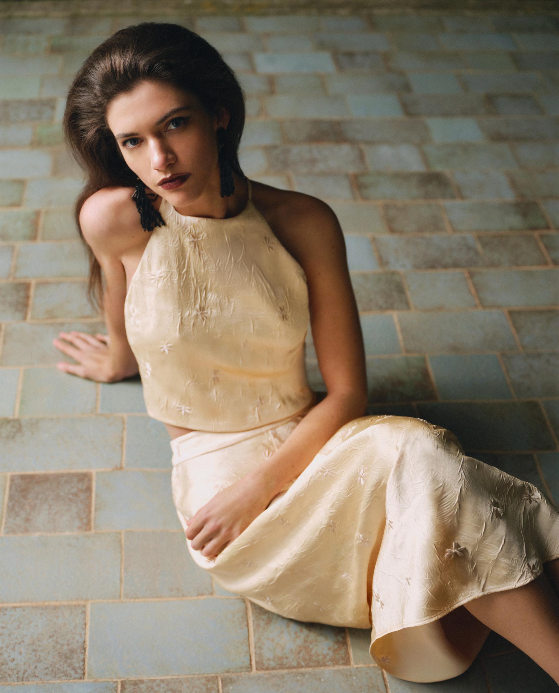 Top Acetinado com Bordado de Flores Amarelo-3