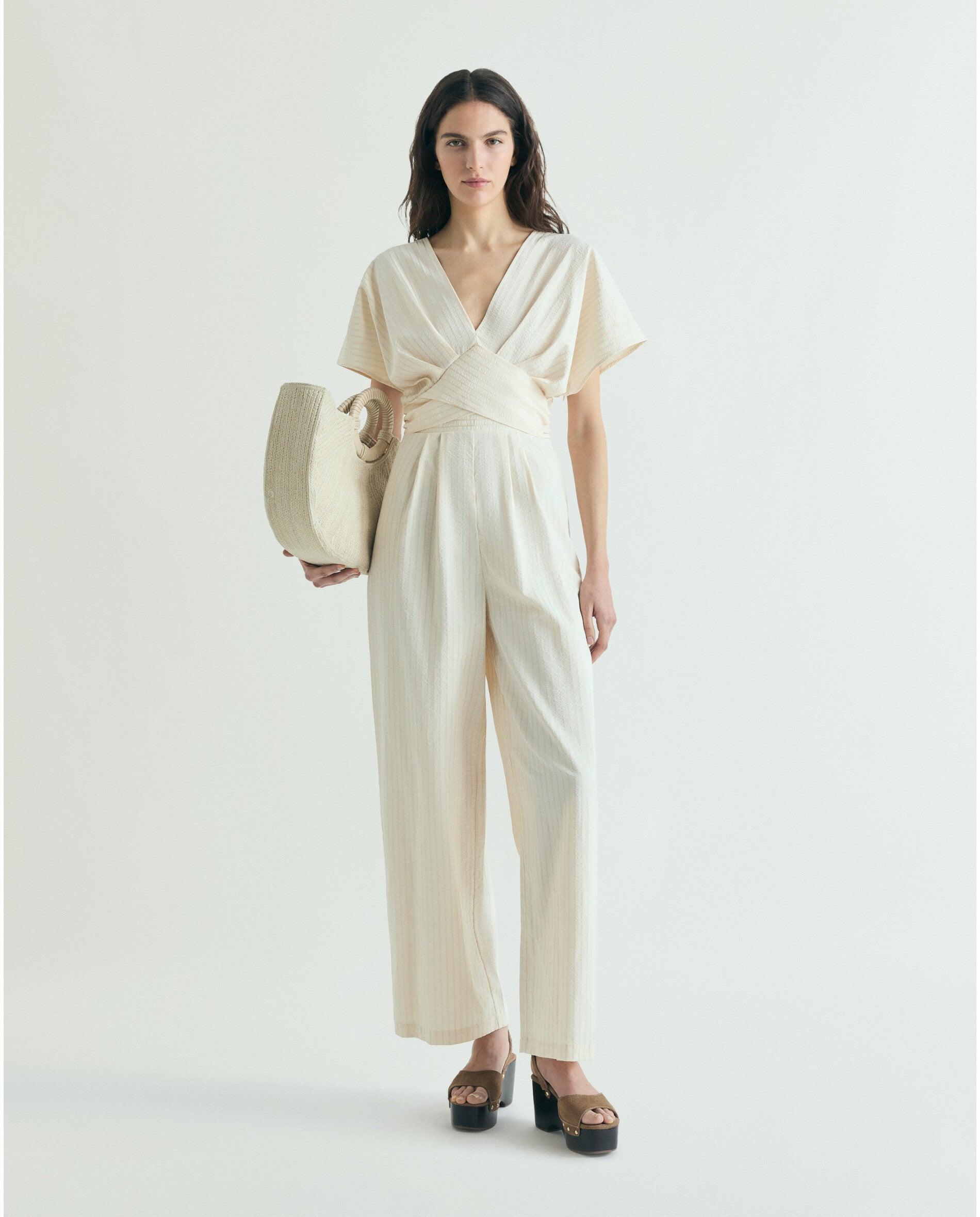 Imagem 0 de Macacão Fluído com Decote em V e Estampado Às Riscas