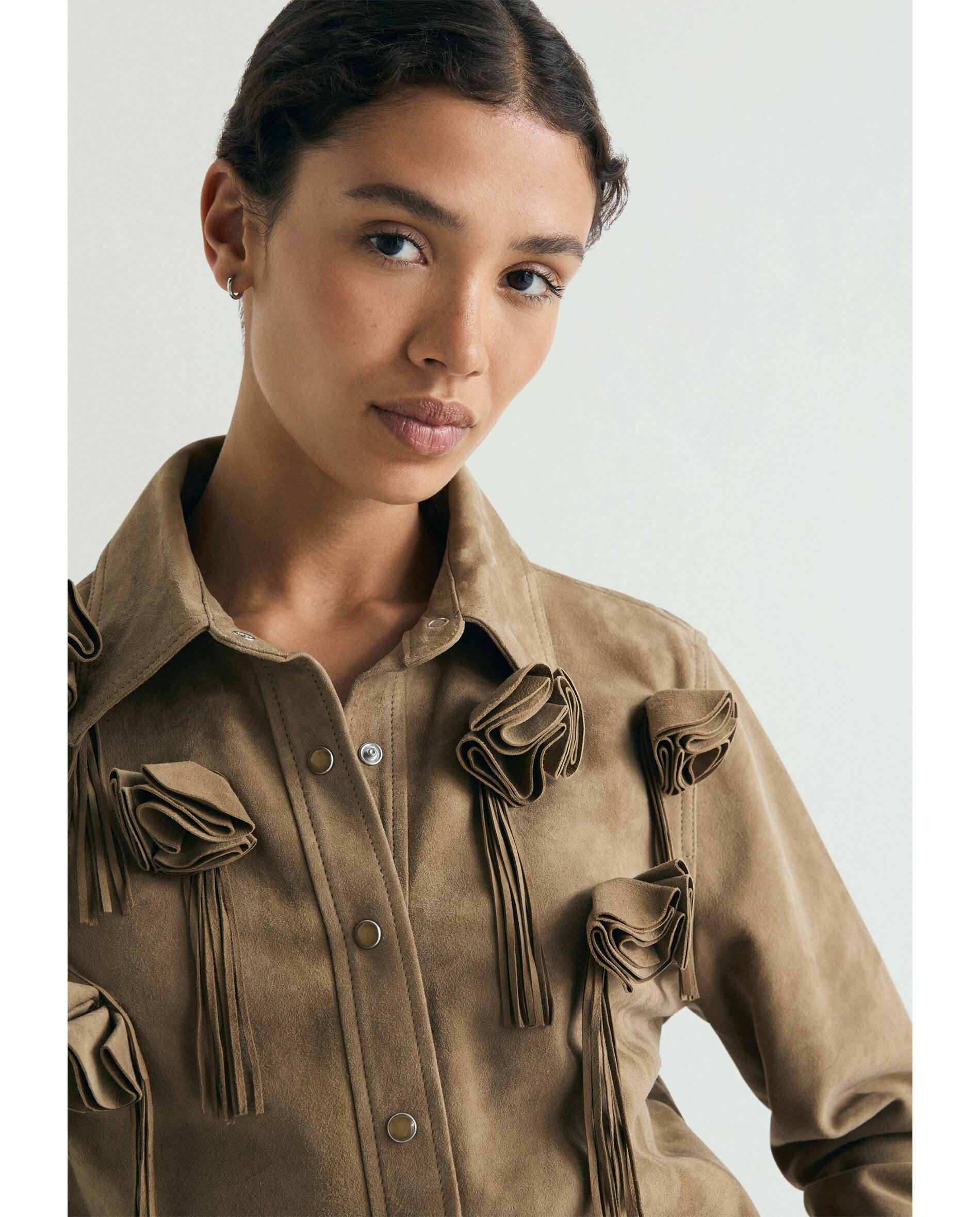 Camisa de Camurça com Detalhe de Flores e Franjas Caqui-4