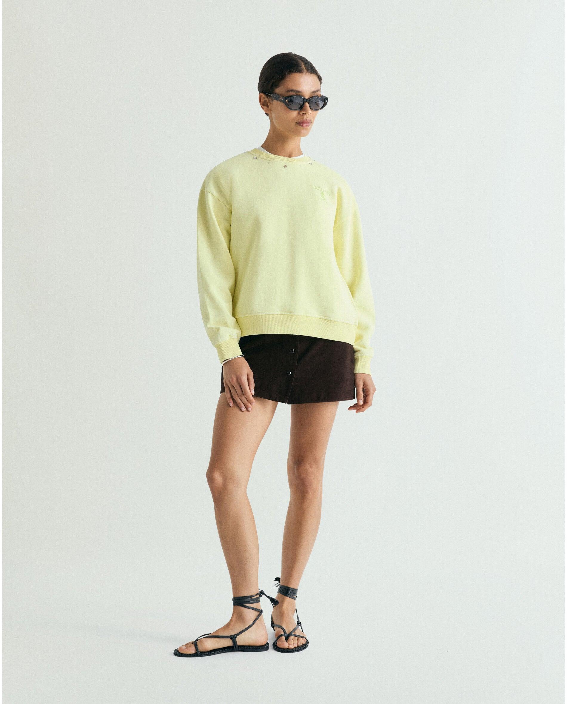 Sweatshirt com Caveira Posterior e Tachas Amarelo-limão-3